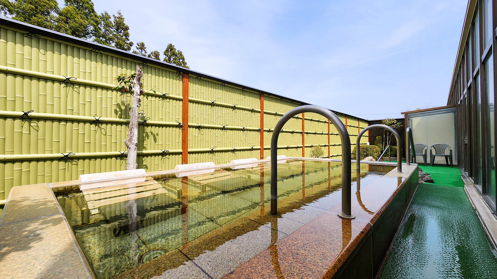 #露天　横になってくつろげる寝湯は、ゆるやかな湯温でリラックスできます