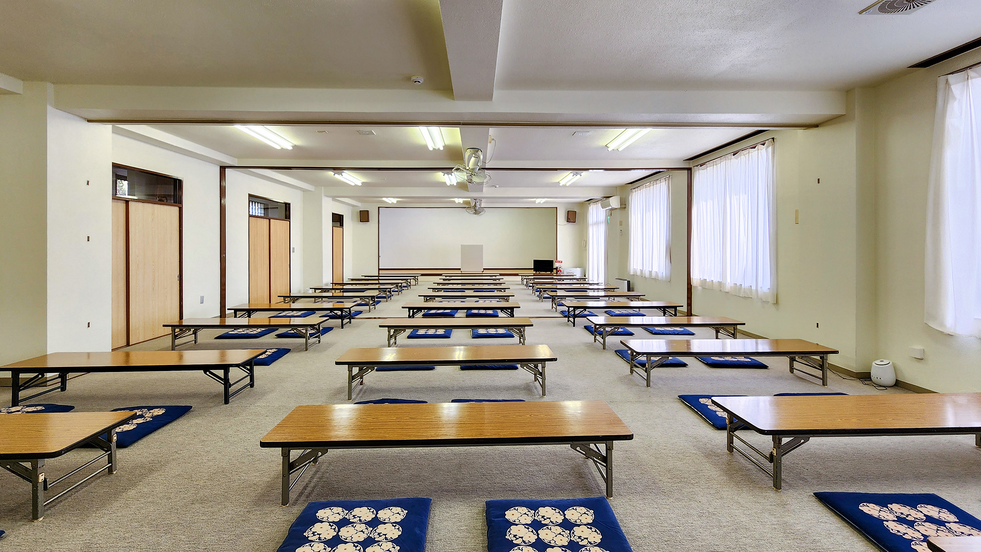 #会議室　法要や研修、各種宴会にも対応可能な多目的ホール