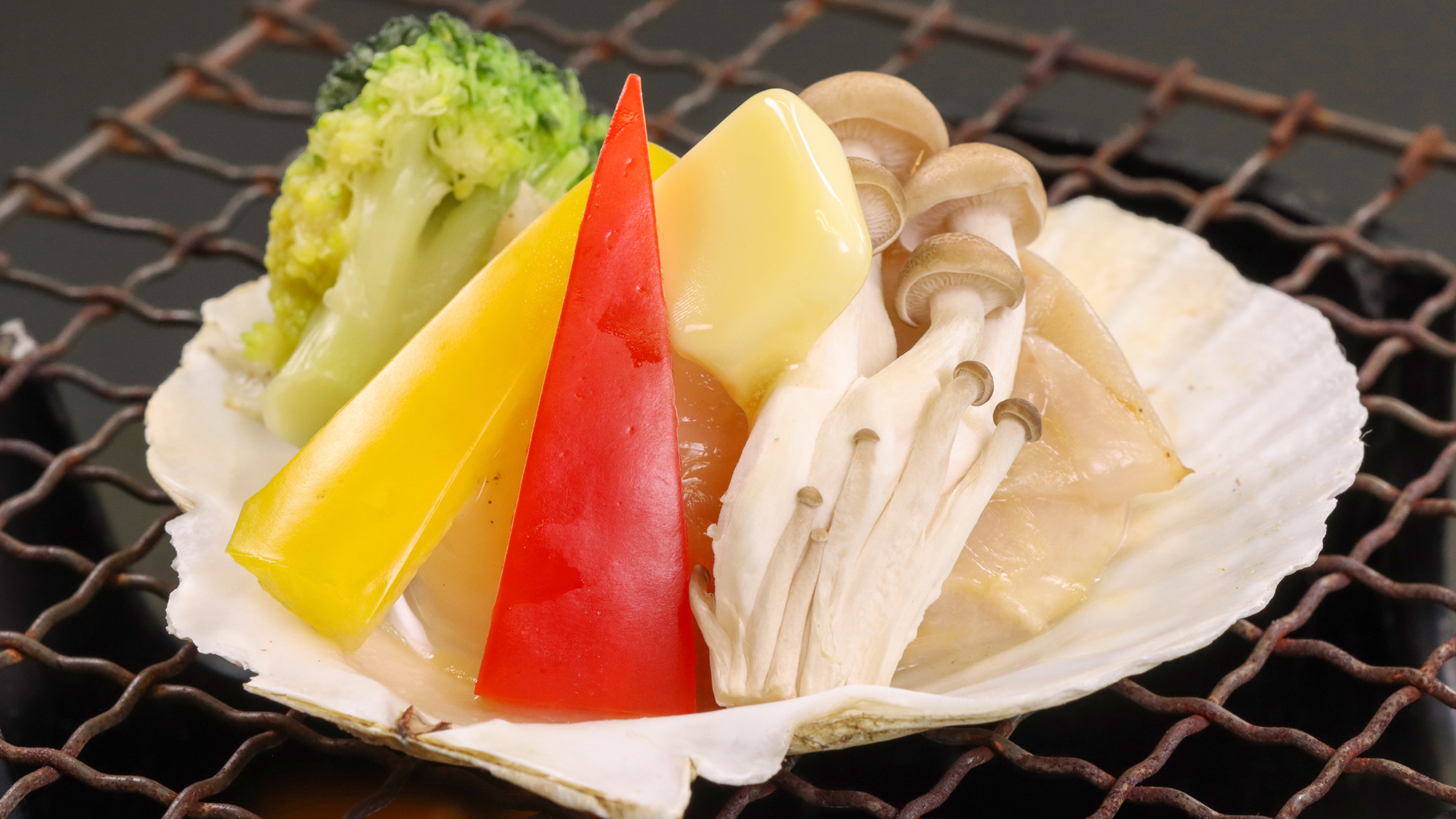 #夕食単品　プリッとした食感が楽しめるホタテの貝焼きは、特別な一皿として人気です