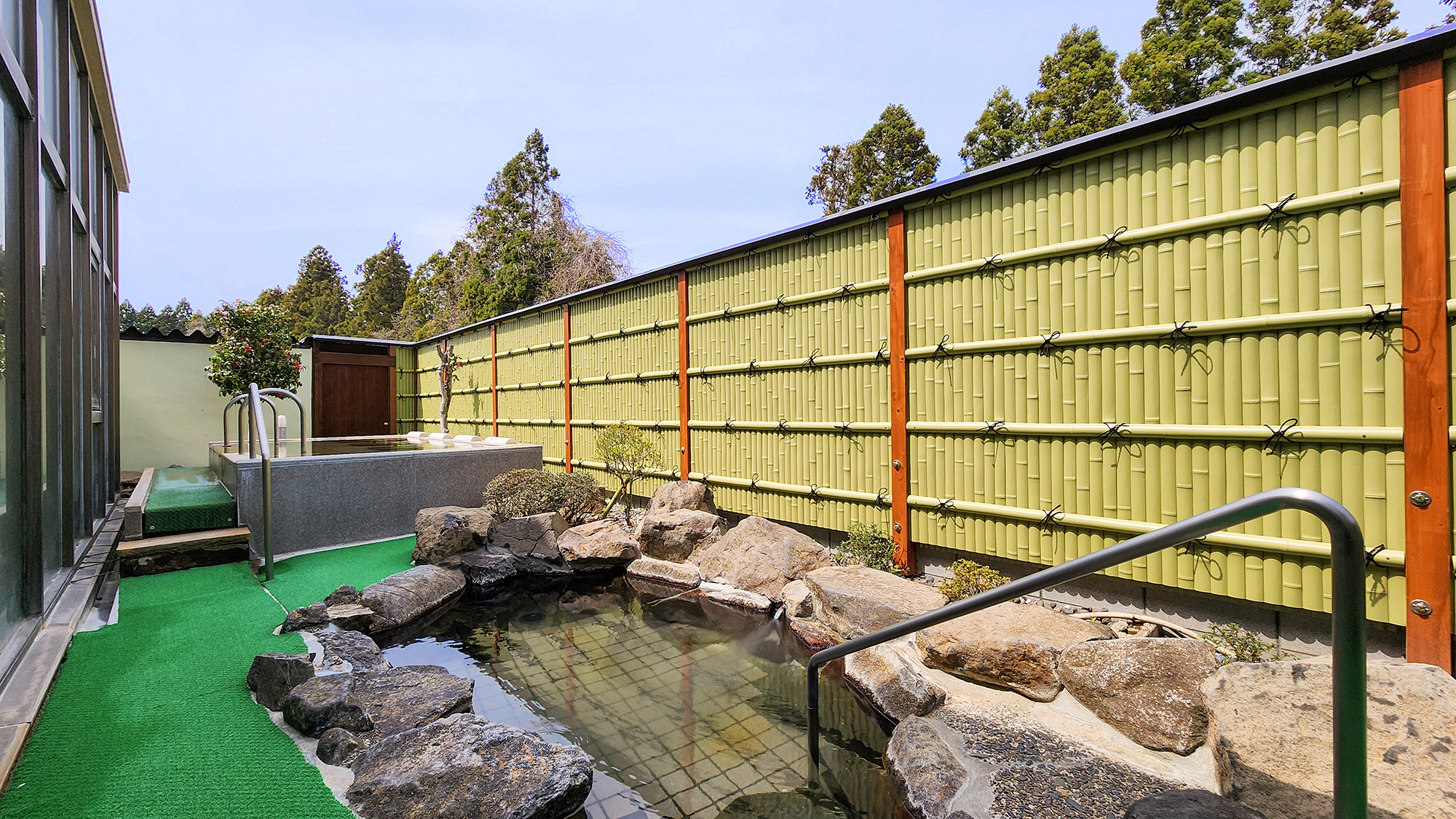 #露天　四季折々の自然に囲まれた岩風呂で、外気を感じながら浸かる贅沢