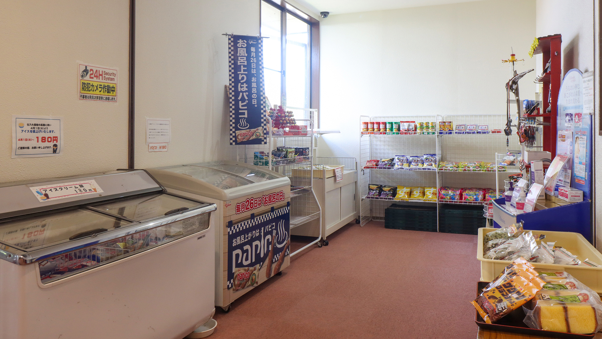 #売店　館内の売店には、お子様にも喜ばれるアイスやスナックが並びます