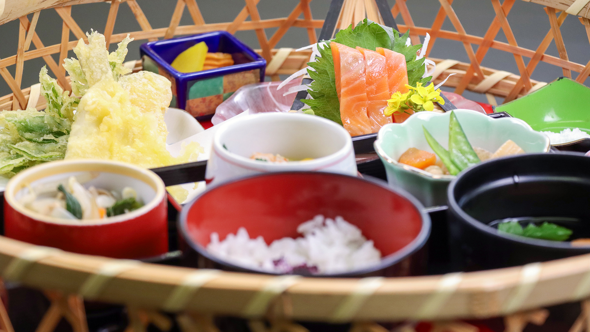 #かご膳　少量多品目で上品に仕上げた松花堂弁当は、女性にも人気の和食膳です