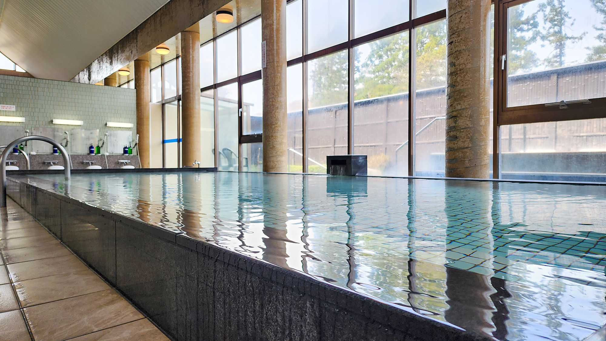 #温泉　広々とした内湯では、やわらかな泉質の温泉が心身を包み込み、深いリラクゼーションへと導きます