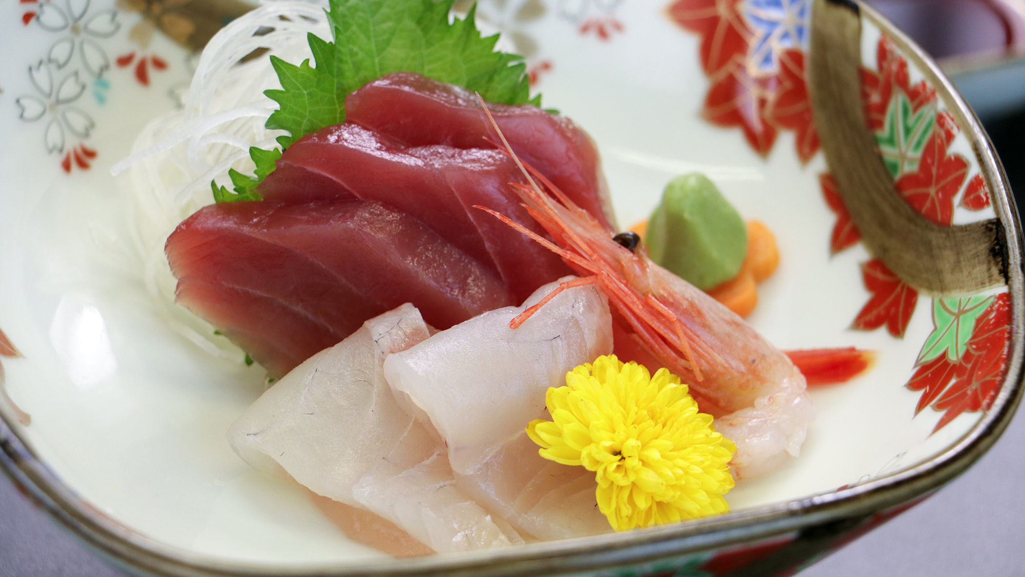 #夕食単品　新鮮な海の幸を盛り込んだ刺身盛り合わせは、見た目も美しく、食事の中でも人気の一品