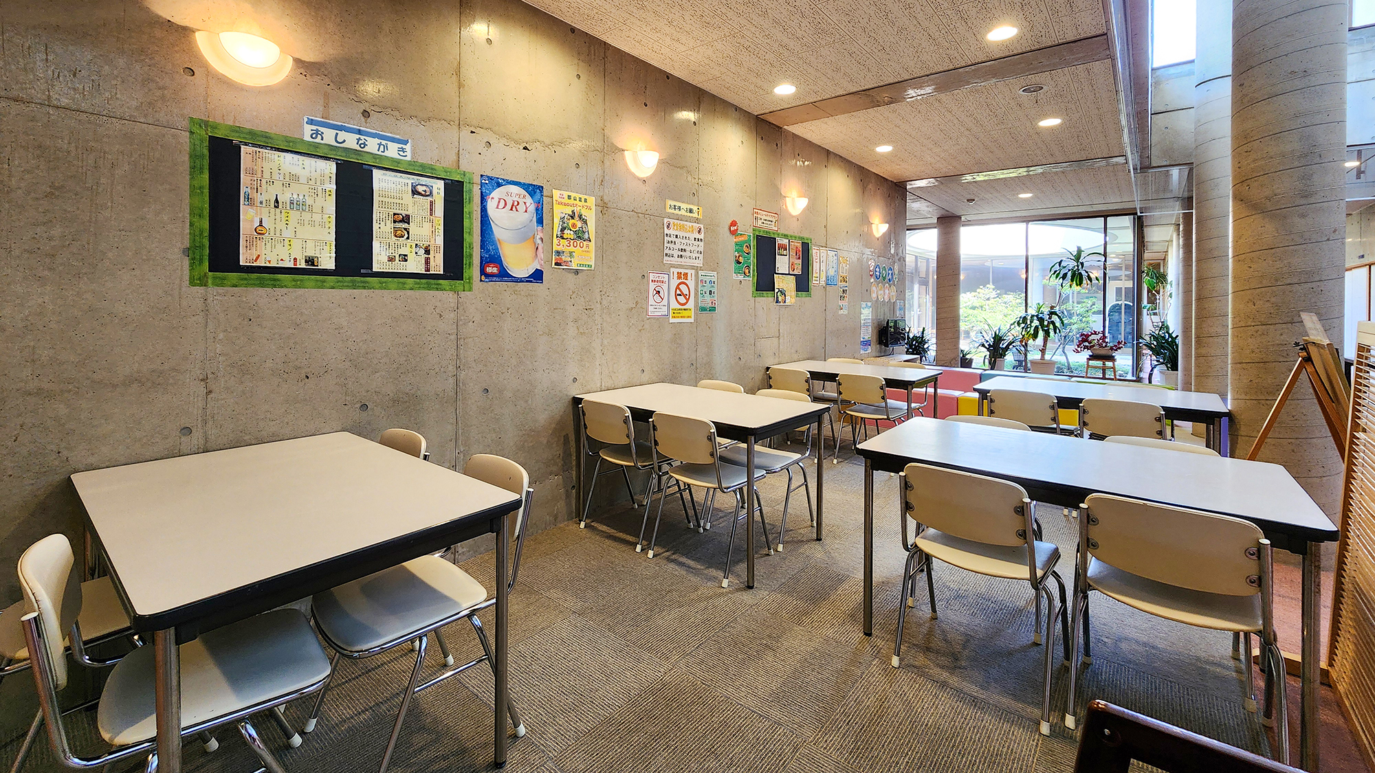 #食堂　落ち着いた空間で夕食や軽食を楽しめます