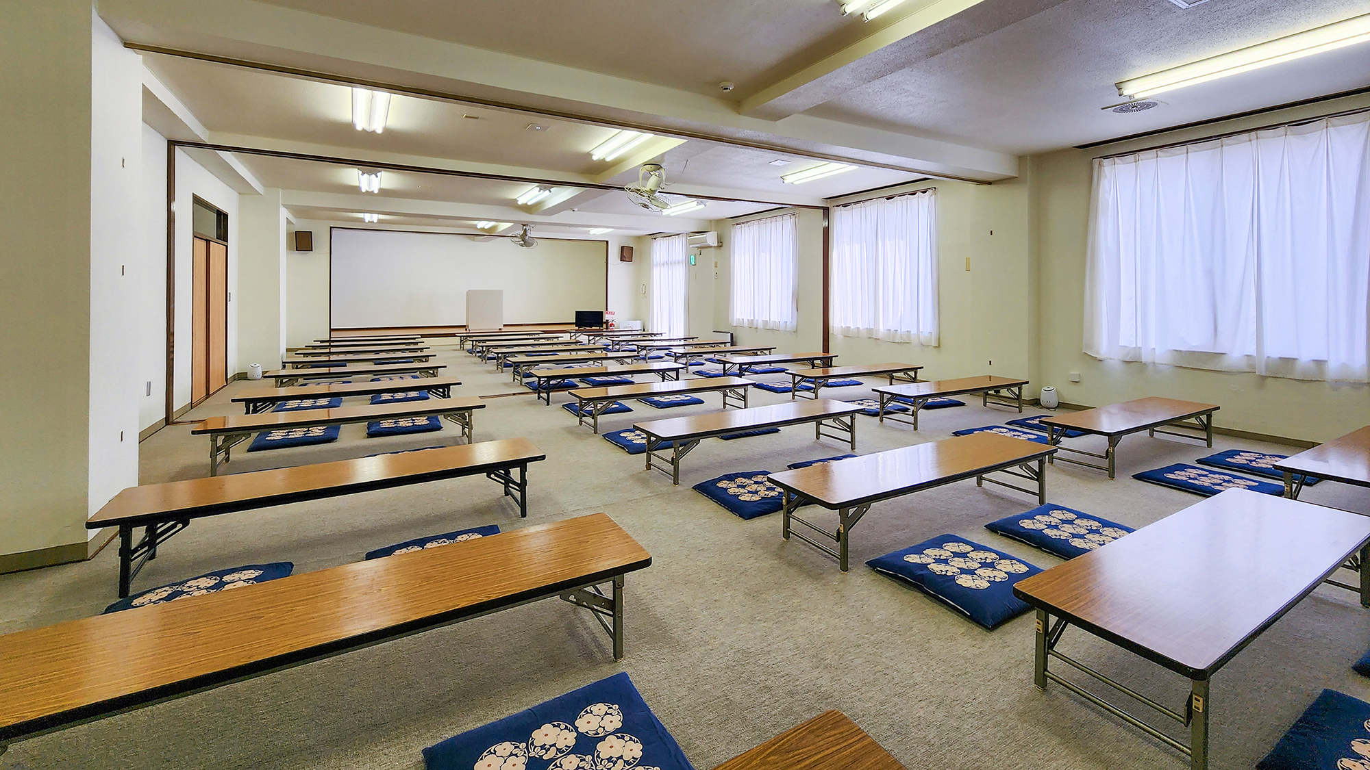 #会議室　最大数十名まで対応可能な広々会議室