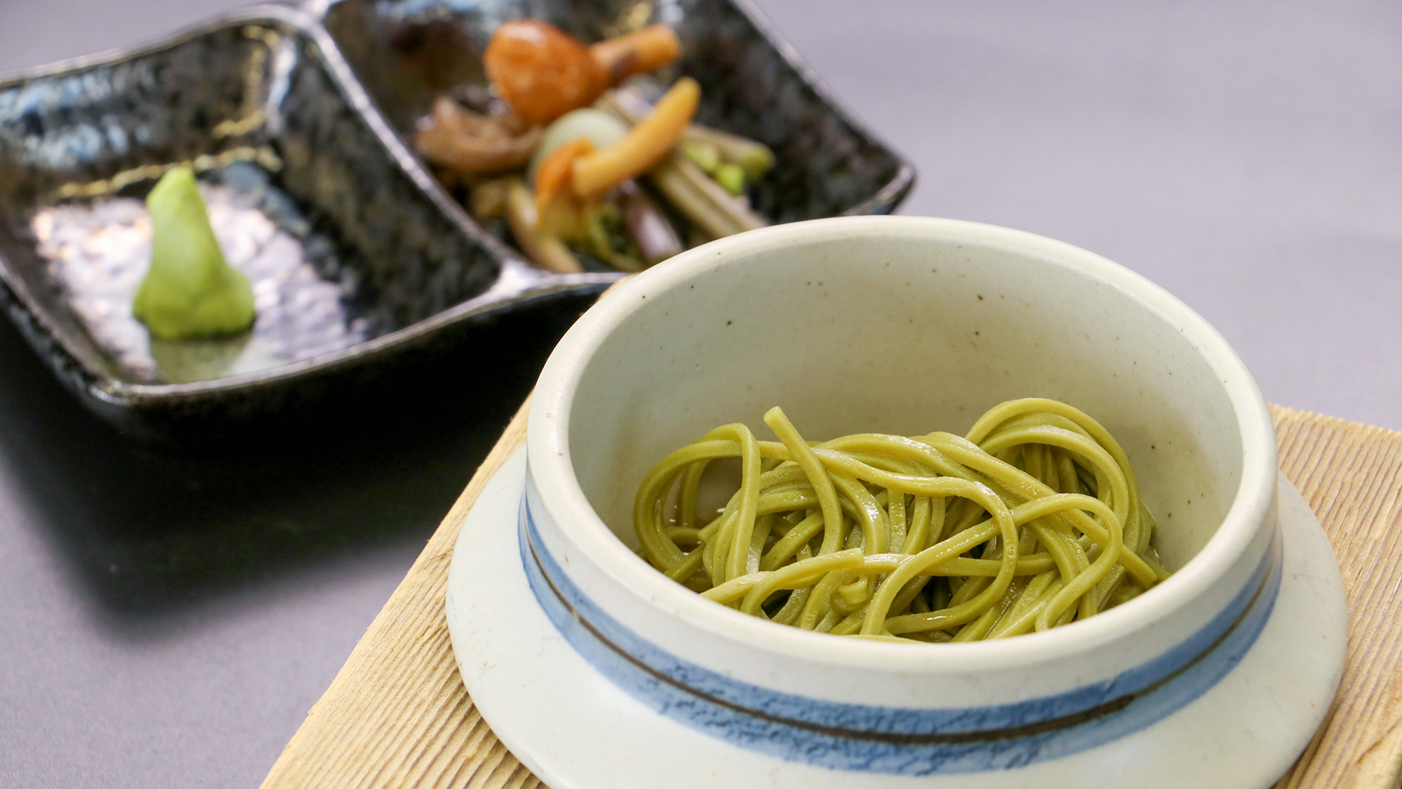 #夕食単品　程よいコシと抹茶の香りが特徴の茶そばは、食卓に上品な彩りを添えます