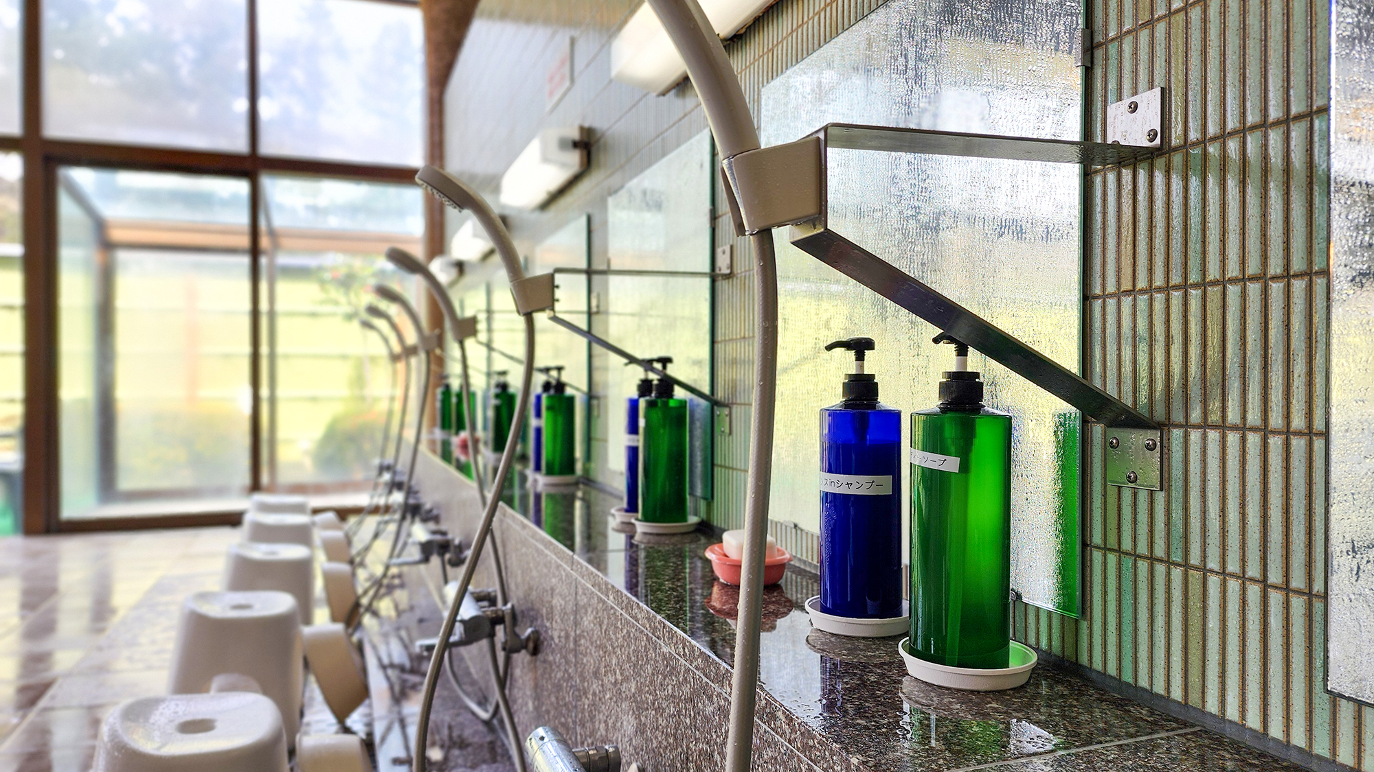 #温泉　ゆったりとしたスペースに配置された洗い場は、清潔感があり安心してご利用いただけます