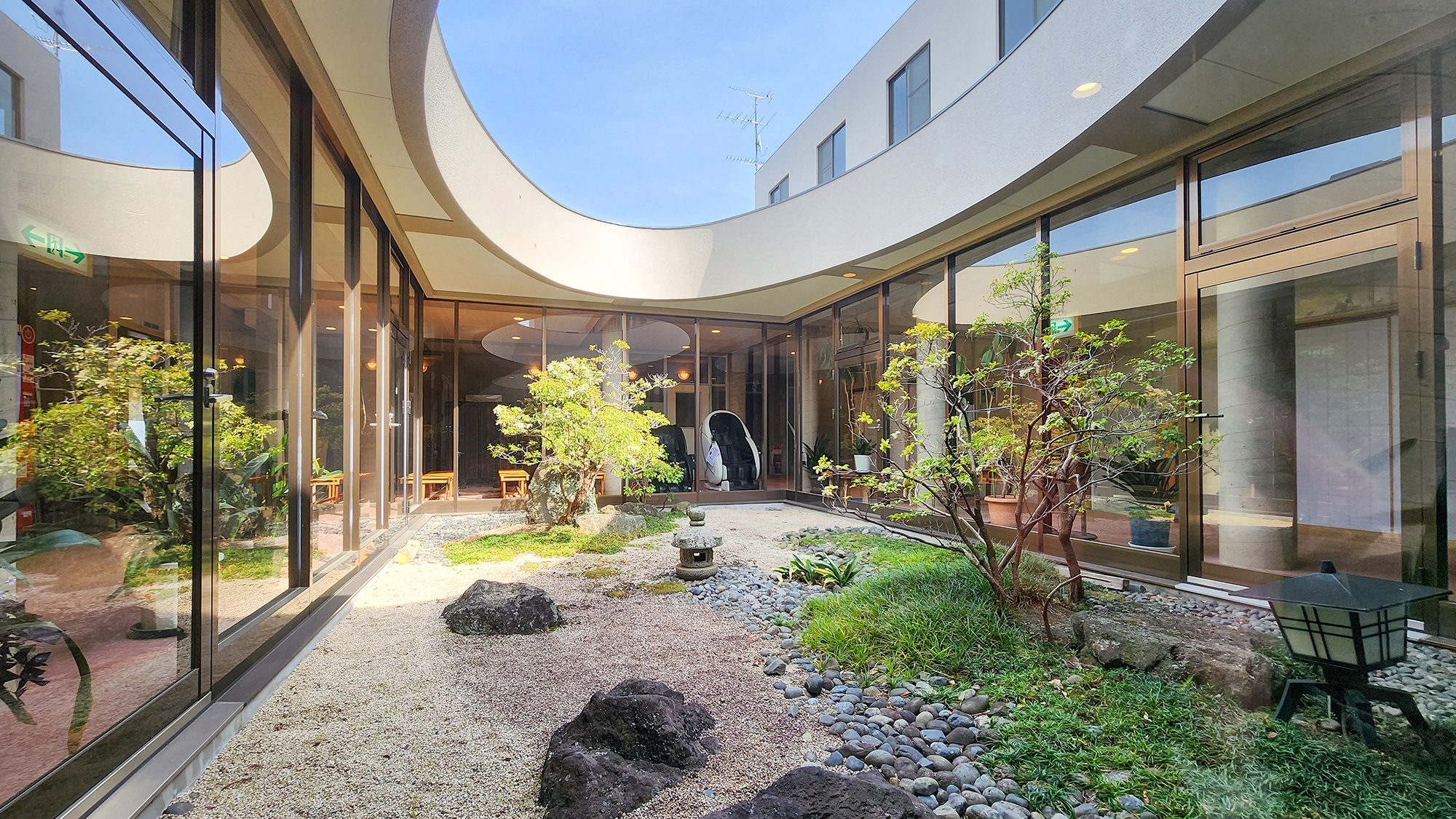 #館内　四季を映す緑豊かな中庭は、窓越しや館内からも眺められる癒しの景観