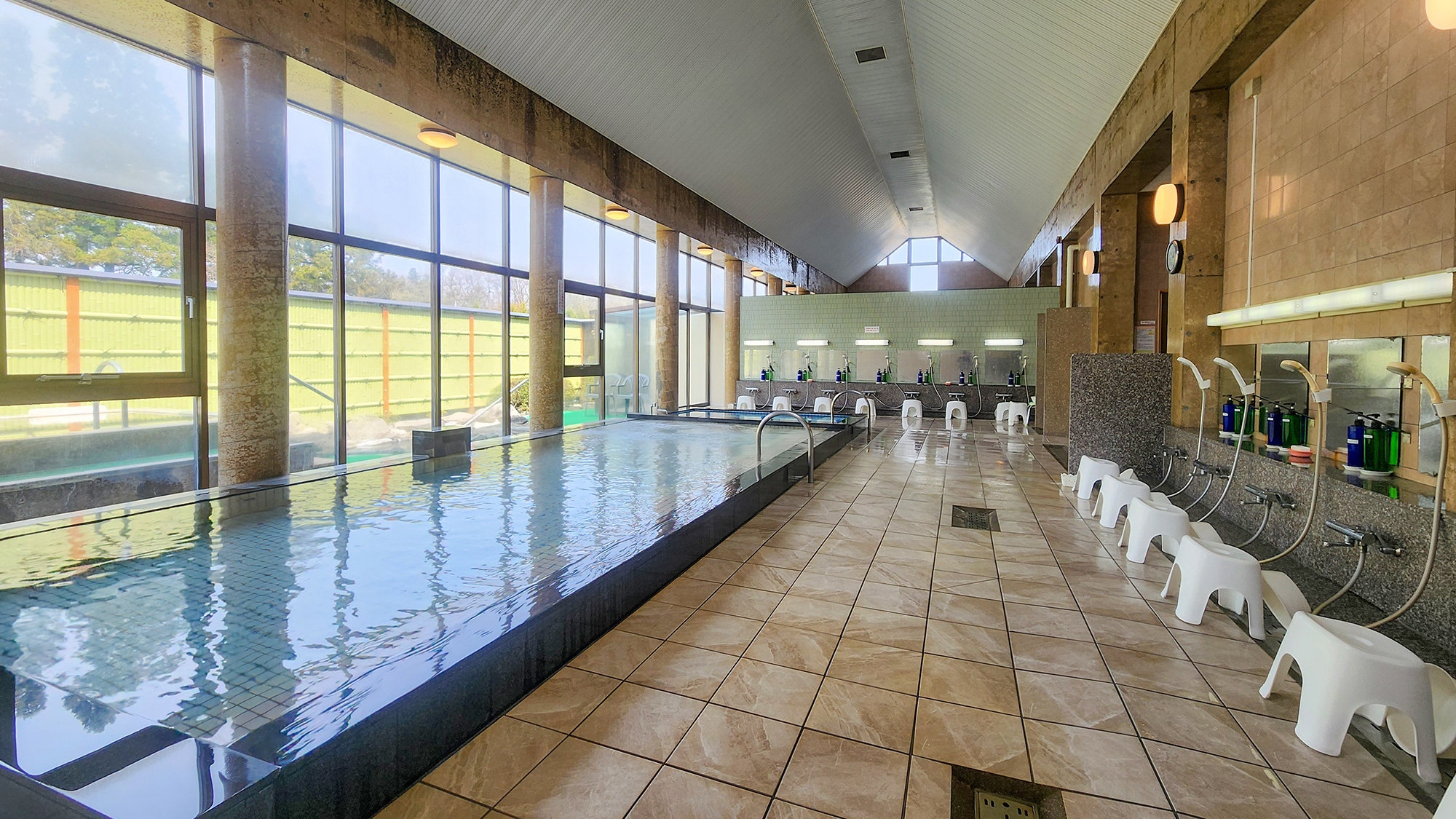 #温泉　明るく開放感のある内湯は、体の芯まで温まる癒しの時間