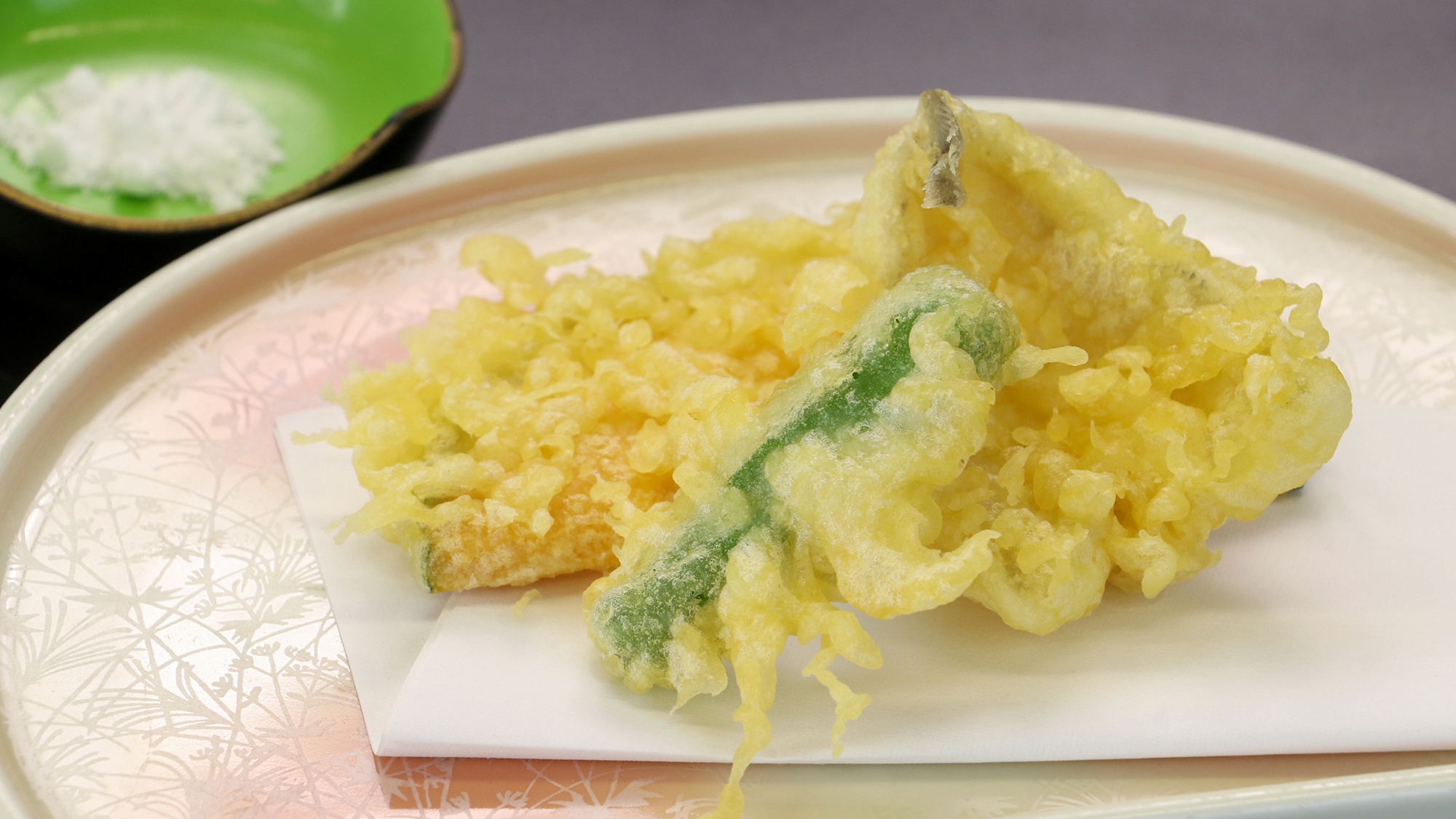 #夕食単品　サクッと揚げたての野菜とキスの天ぷら