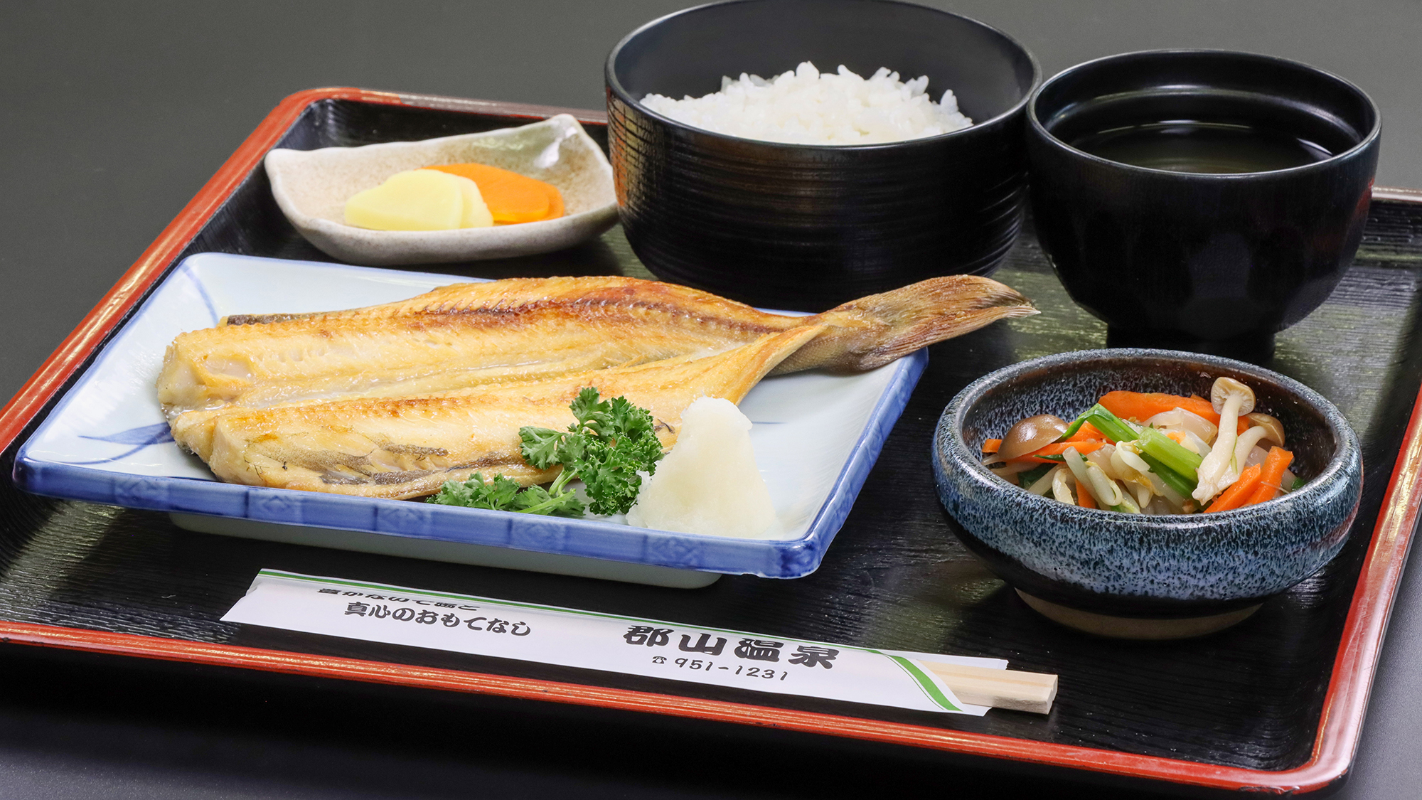 #食堂メニュー　身がふっくらとした焼きたてほっけに、味噌汁や漬物がついた充実の和膳です