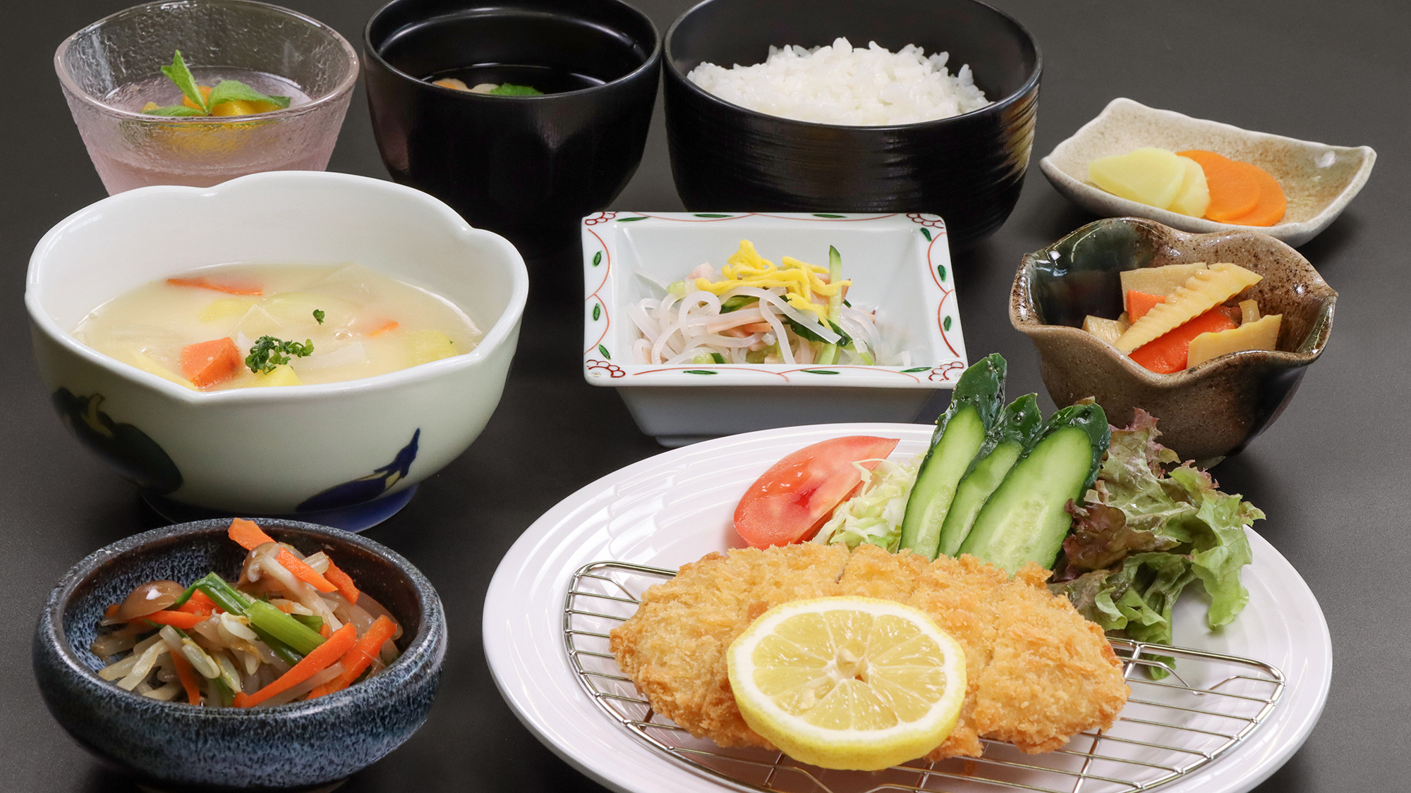 #合宿夕食　とんかつやシチューなど、ボリューム満点で栄養バランスも考えられた合宿用の食事です