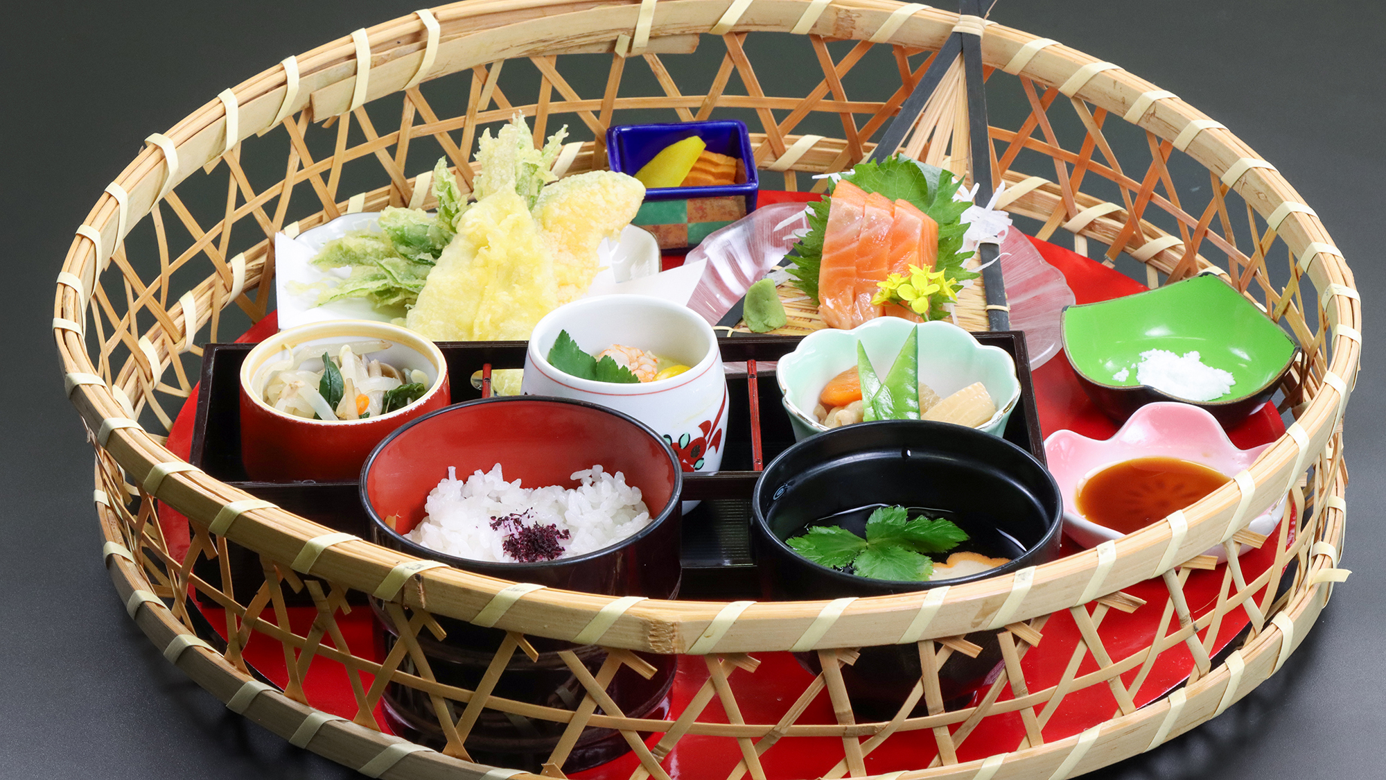 #かご膳　バランスよく品数豊富に揃えた、目にも舌にも嬉しいかご膳です