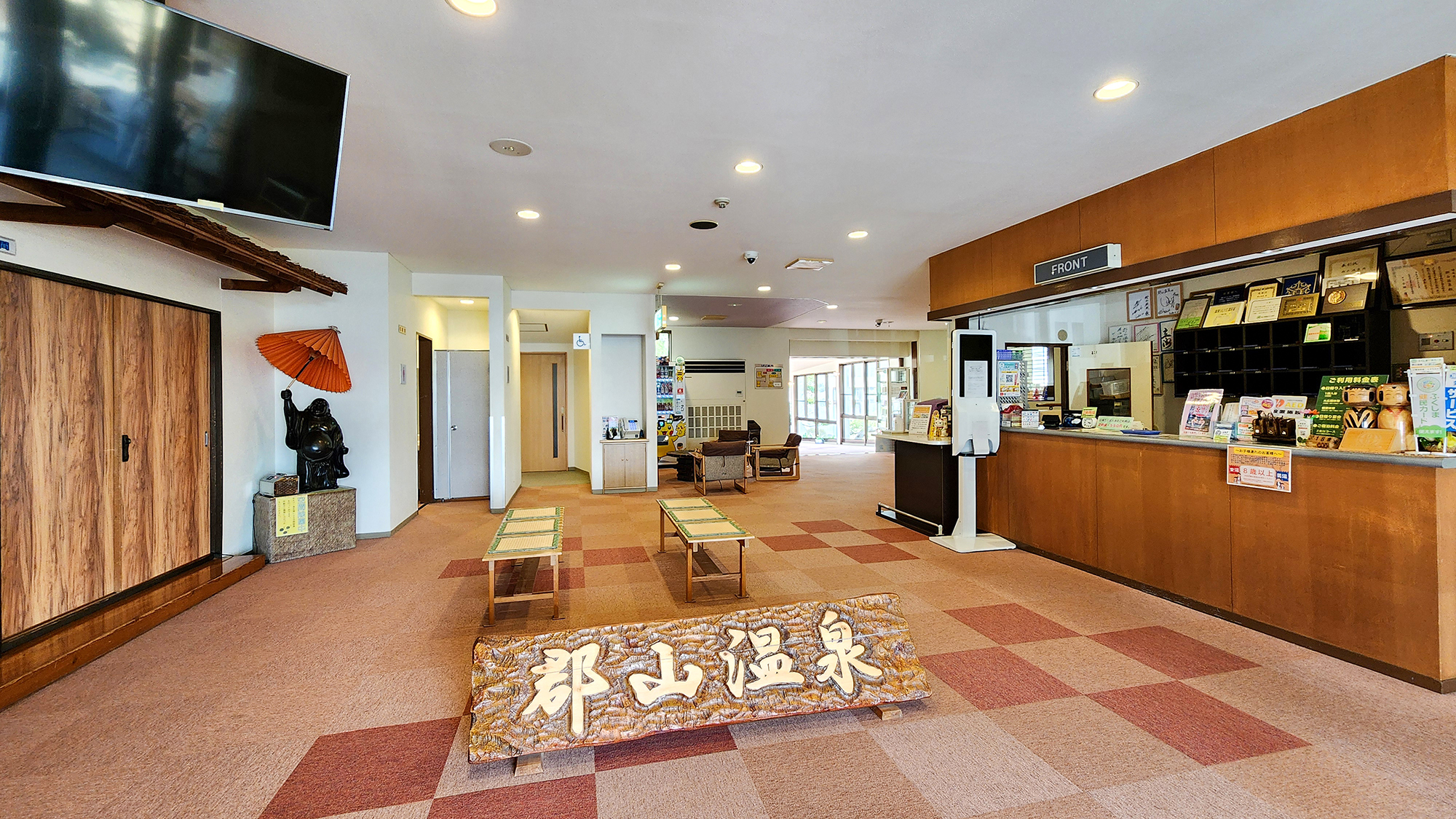 #フロント　温かく出迎えるフロントスタッフが、旅のスタートを心地よく演出します