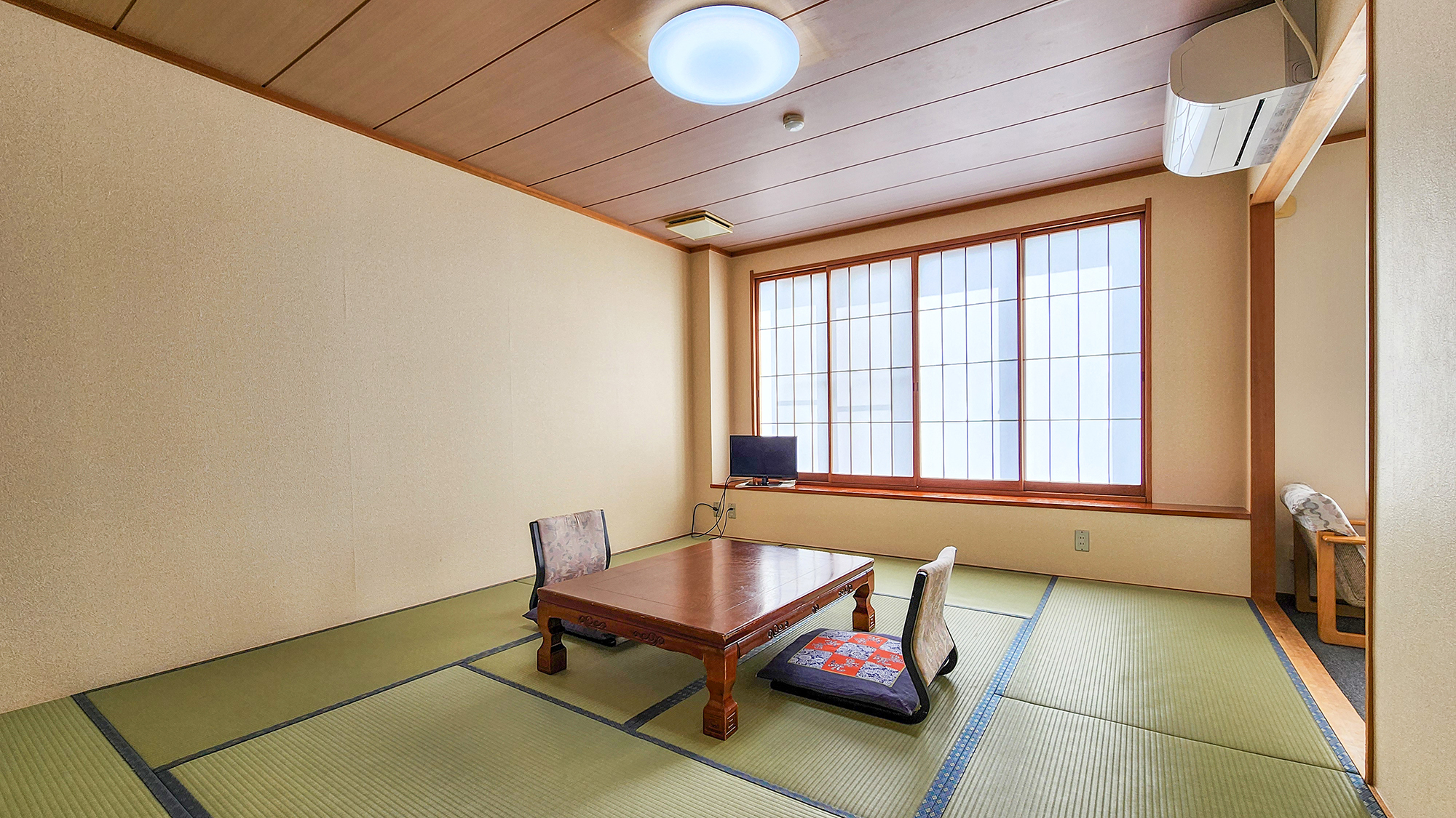 #10畳和室　ゆったりとした10畳の和室は、バス・トイレ付きで使い勝手も快適