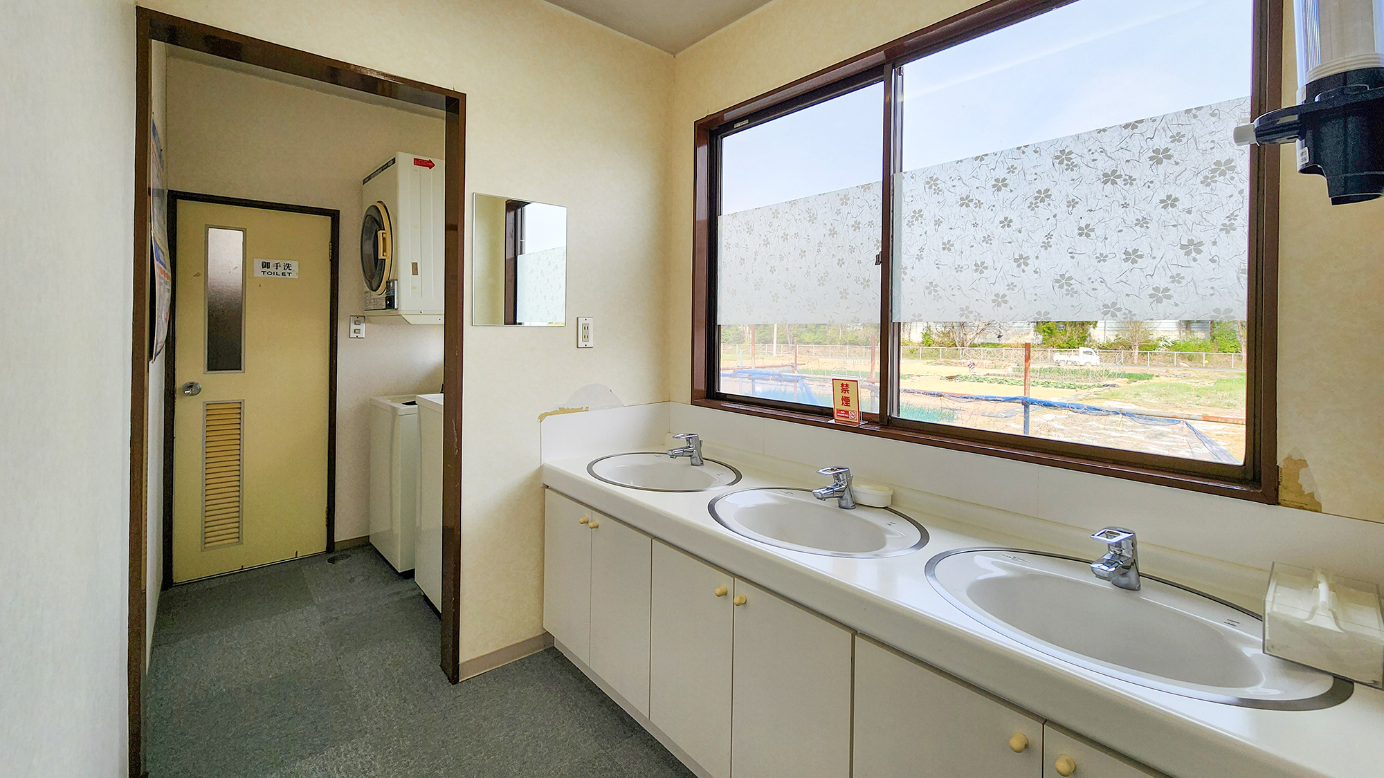 #洗面所　1Fにある共有で使える清潔な洗面コーナー