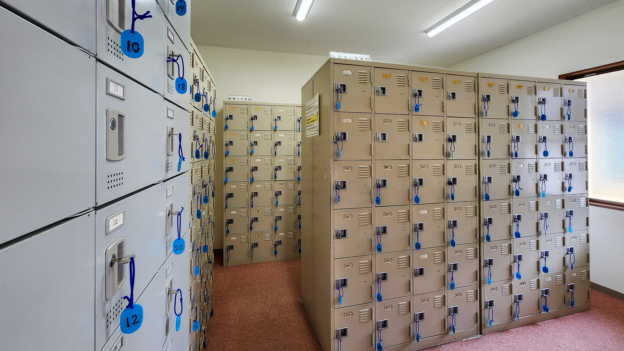 #玄関　鍵付きロッカーを完備しておりますので、安心してお履き物を預けられます