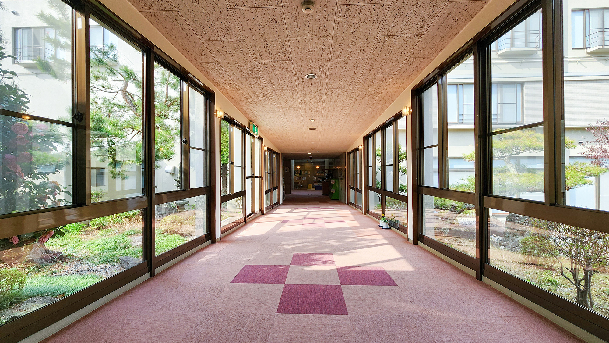 #館内　大きな窓から自然光が差し込む廊下は、緑の風景とともに心落ち着く空間を演出します