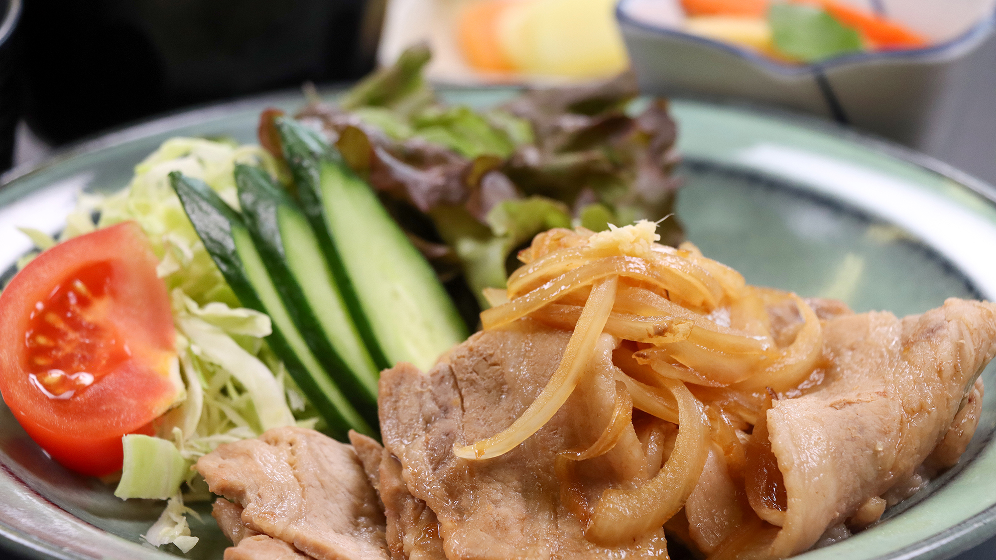 #ビジネス夕食一例　ジューシーな生姜焼きを中心に、野菜も添えたヘルシーな定食メニューです