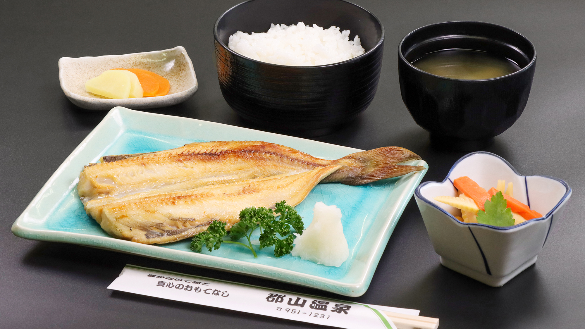 #ビジネス夕食一例　焼きたてのほっけと筍の煮物を中心に、家庭的な味が楽しめる定食スタイルの夕食