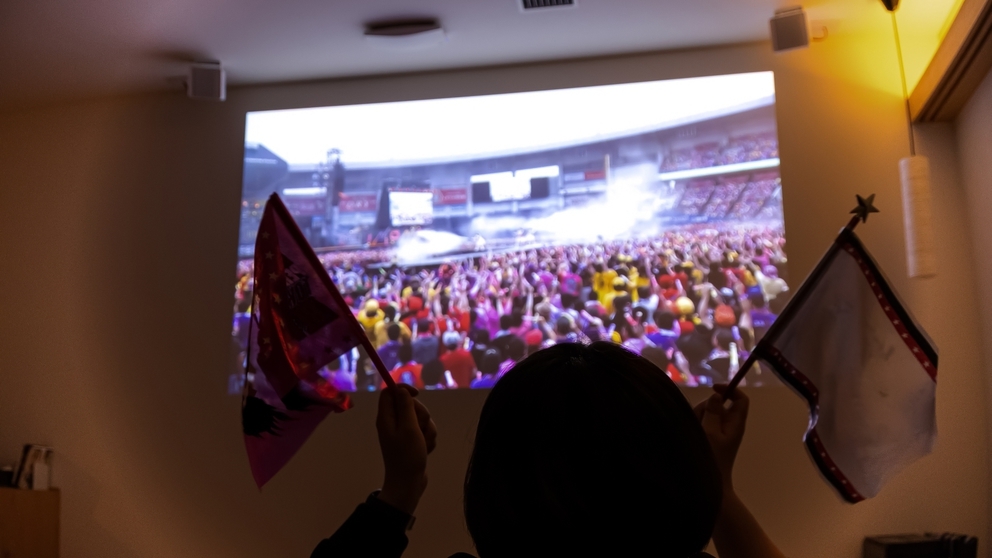 【平日限定】シアタールームの大画面で推し活・ベーグルランチ付プラン｜昼食付き