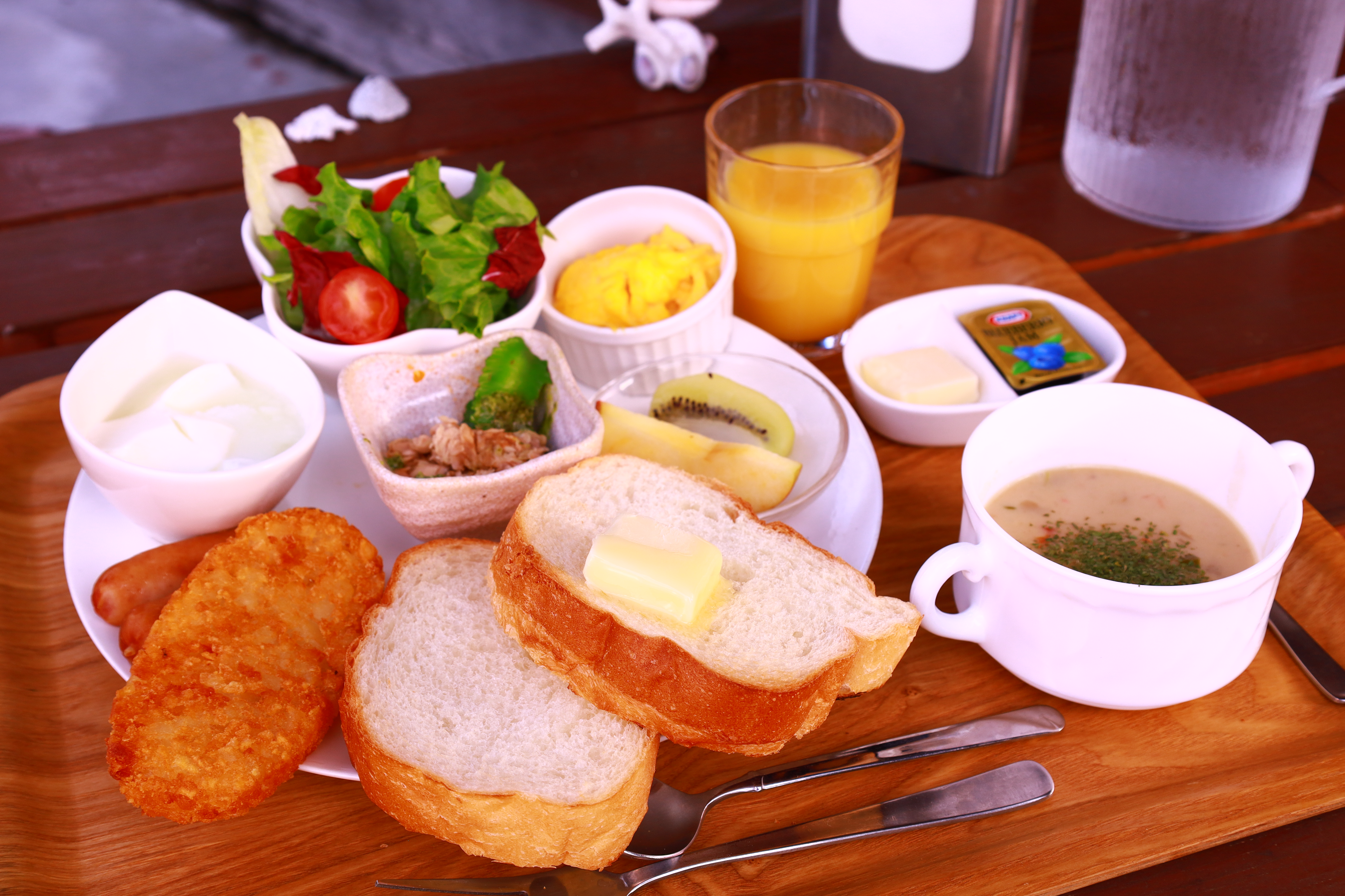 【食事・レストラン】 焼きたてパンと彩り豊かな朝ごはん