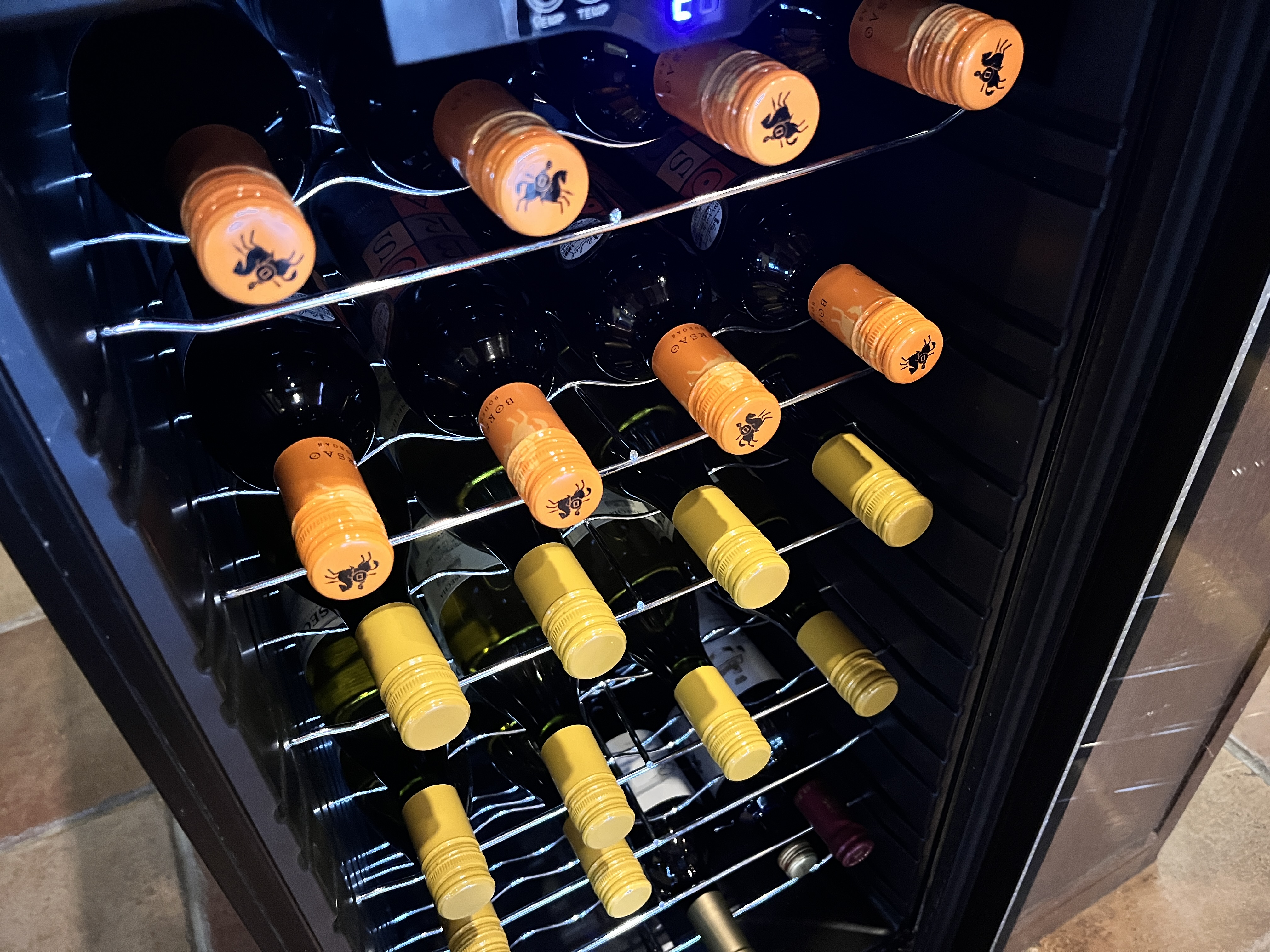 【食事・レストラン】 厳選ワインを取り揃えたセラー