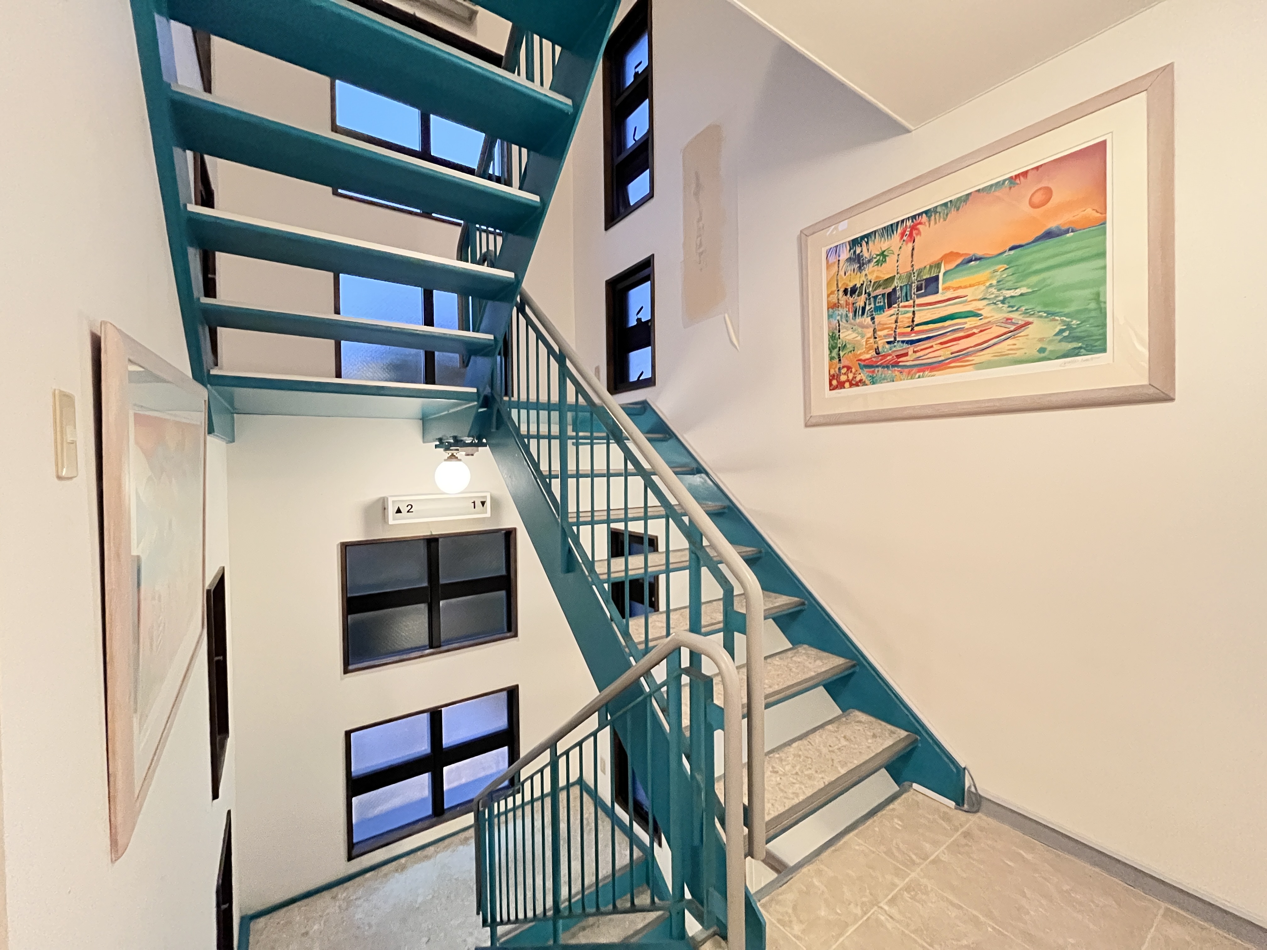 【館内イメージ】 島の空を思わせる爽やかな吹抜け