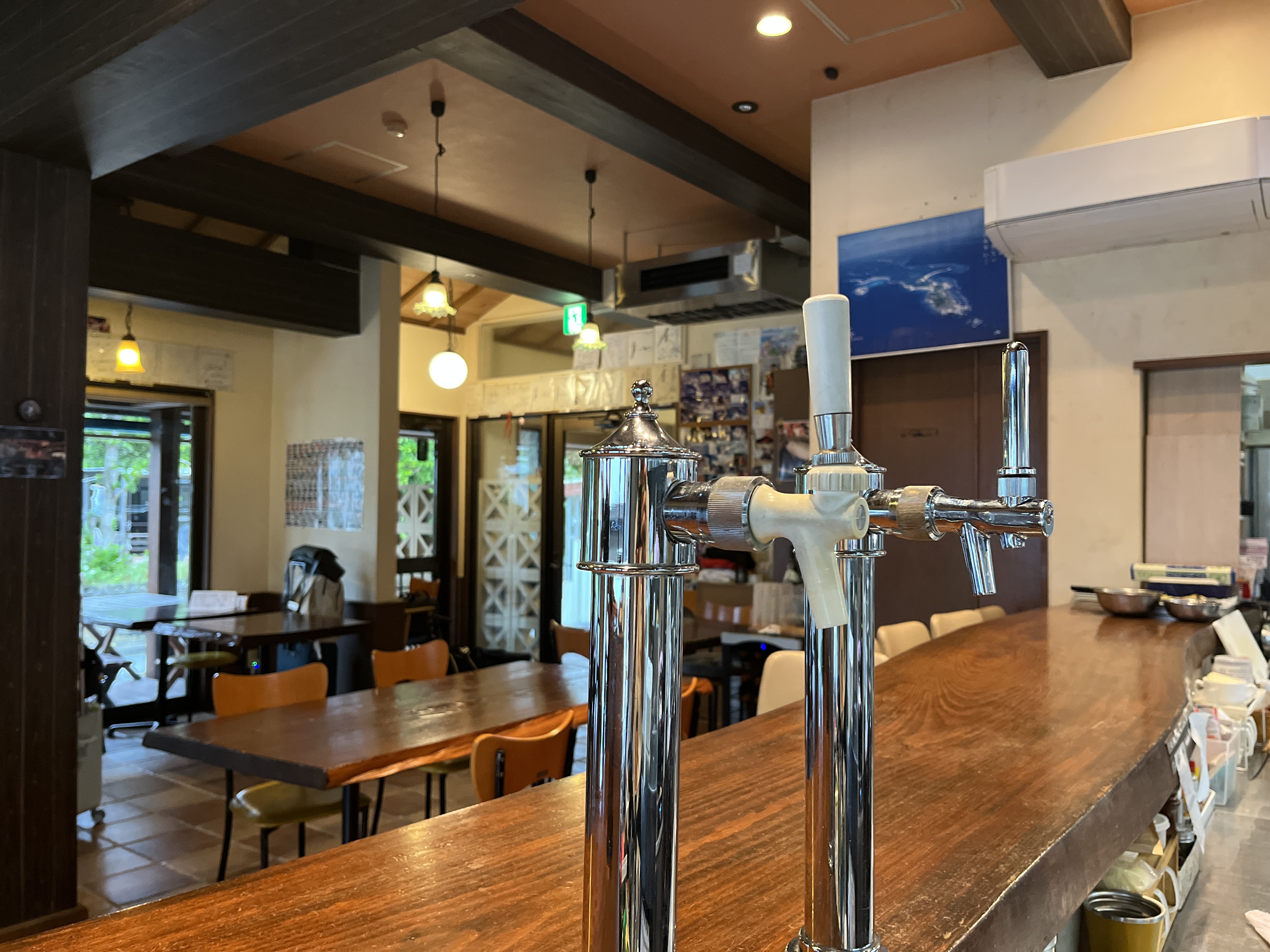 【食事・レストラン】 木の温もり感じる落ち着いたカウンター席