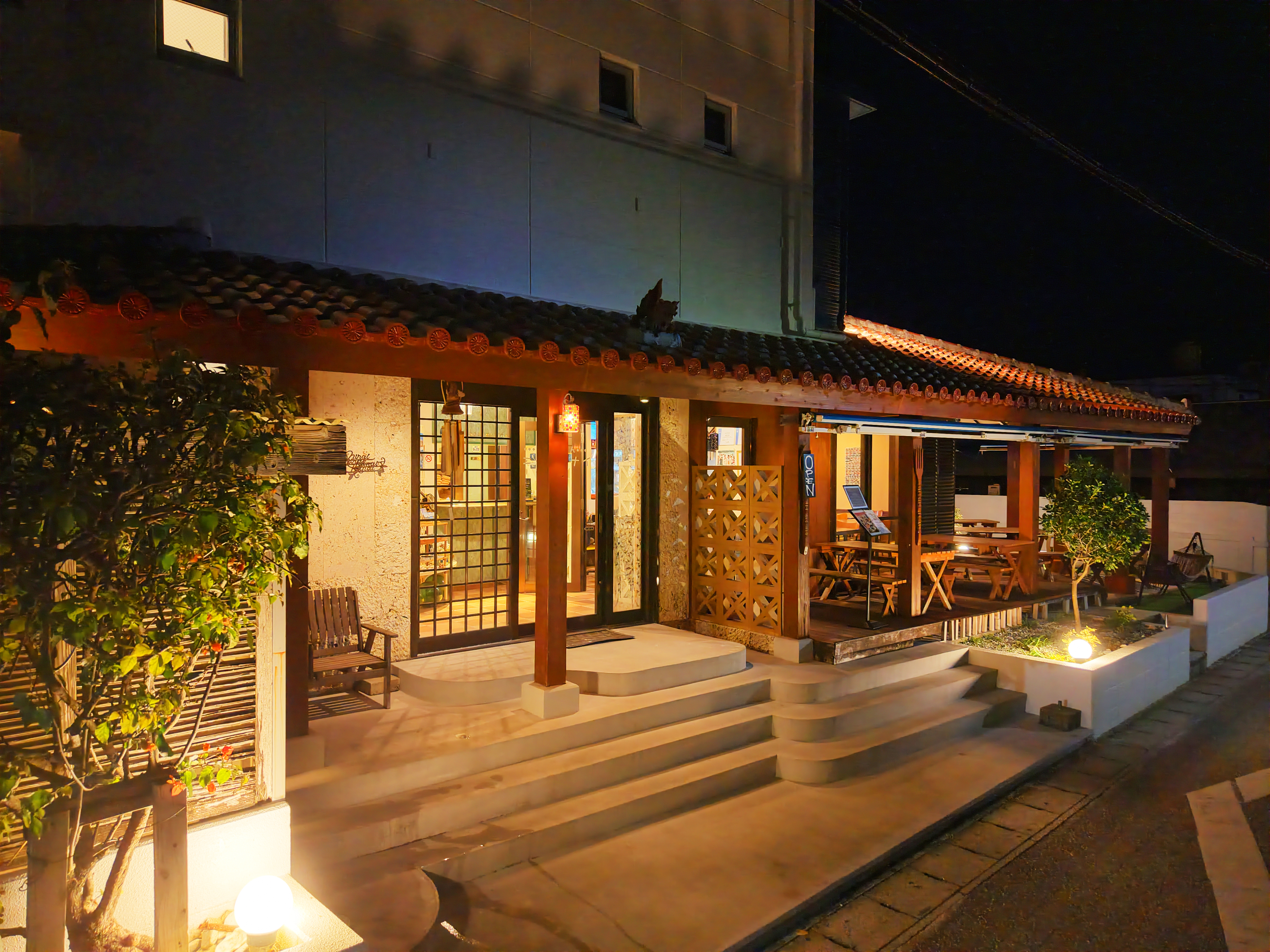 【夜の外観】島の夜に優しく灯る