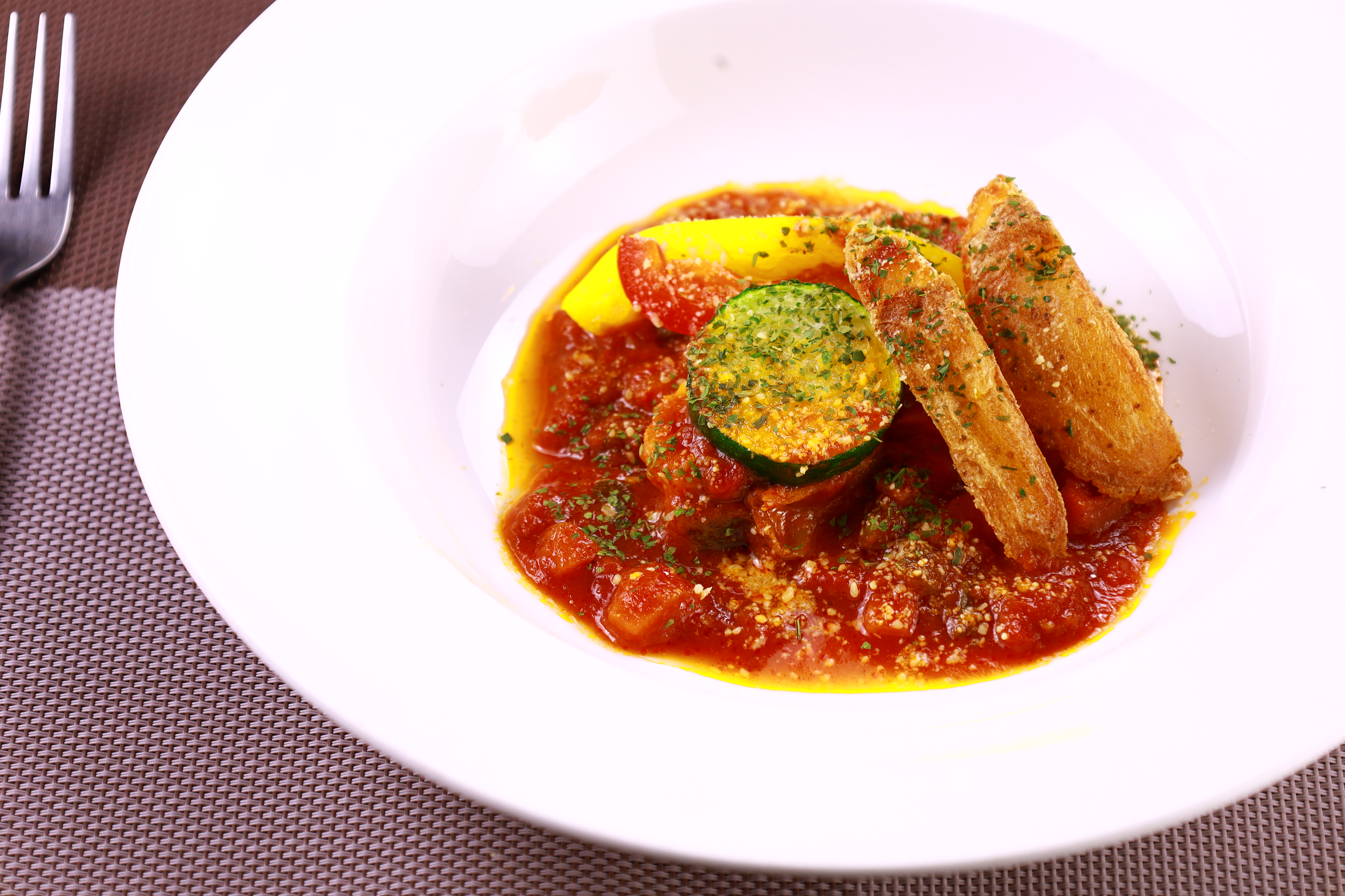 【食事・レストラン】 野菜の旨み広がる特製トマト煮込み