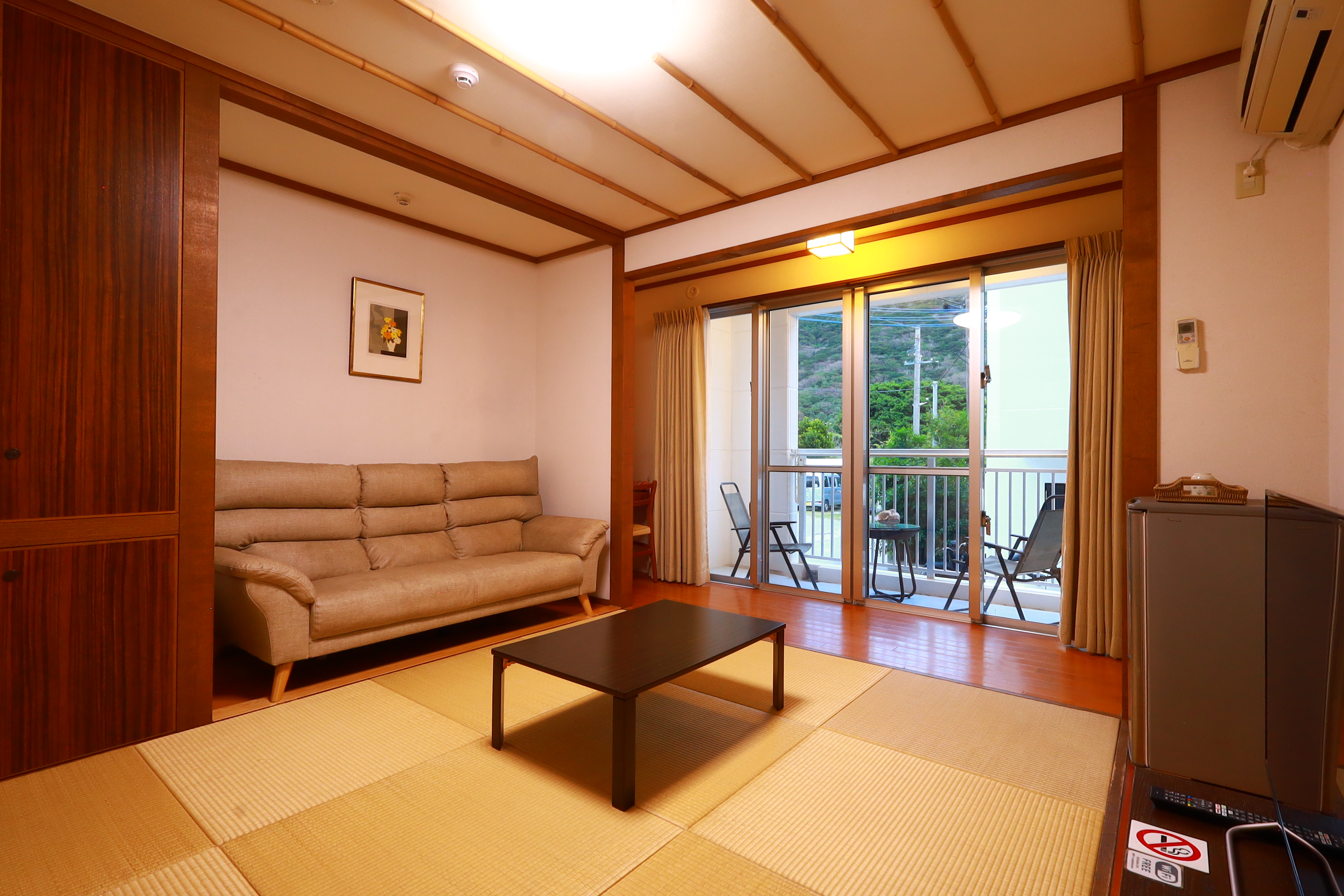 【琉球畳の和室】 ソファ付きだけど広々