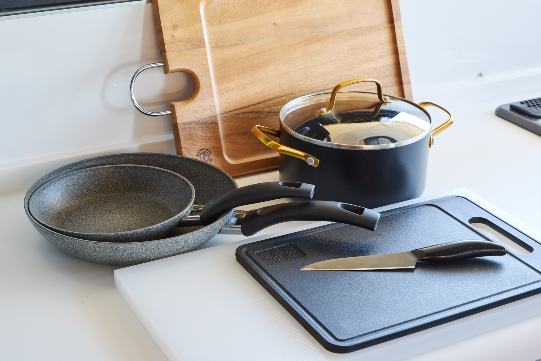 キッチンには一通りの調理器具を揃えています。