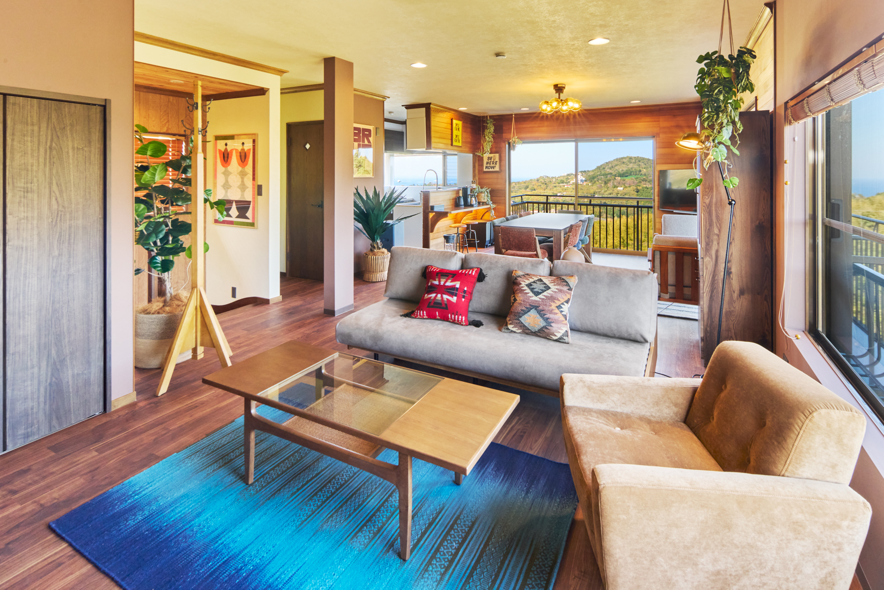 広く明るいリビングダイニング。アメリカンビンテージがたっぷり詰まった空間です。