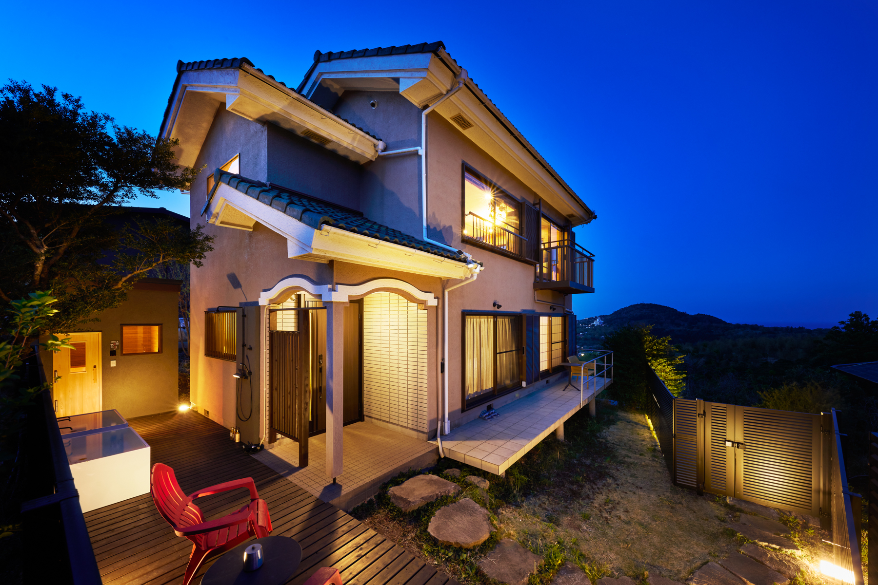 ライトアップされると昼間とは全く違う雰囲気を醸し出した夜の外観。