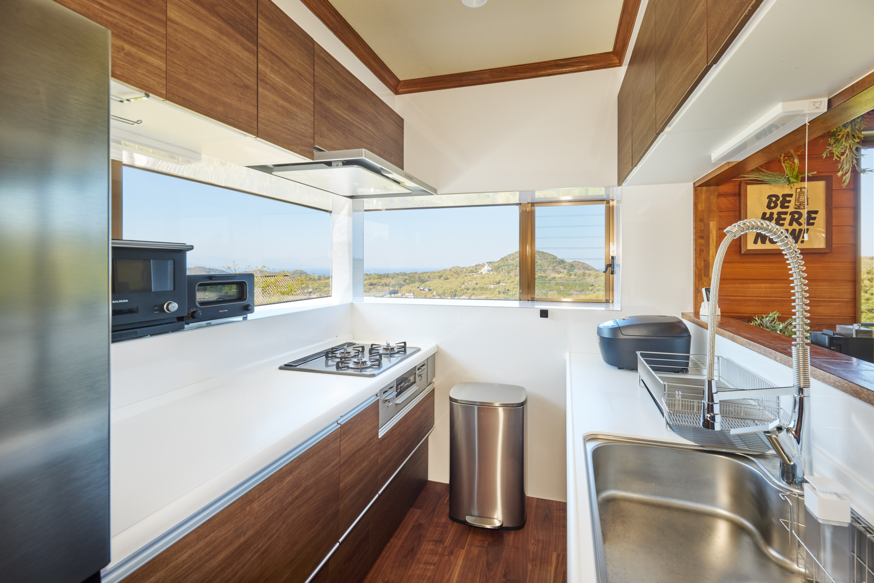 採光面が広くて使いやすいキッチン。調理器具も一通り揃っています。