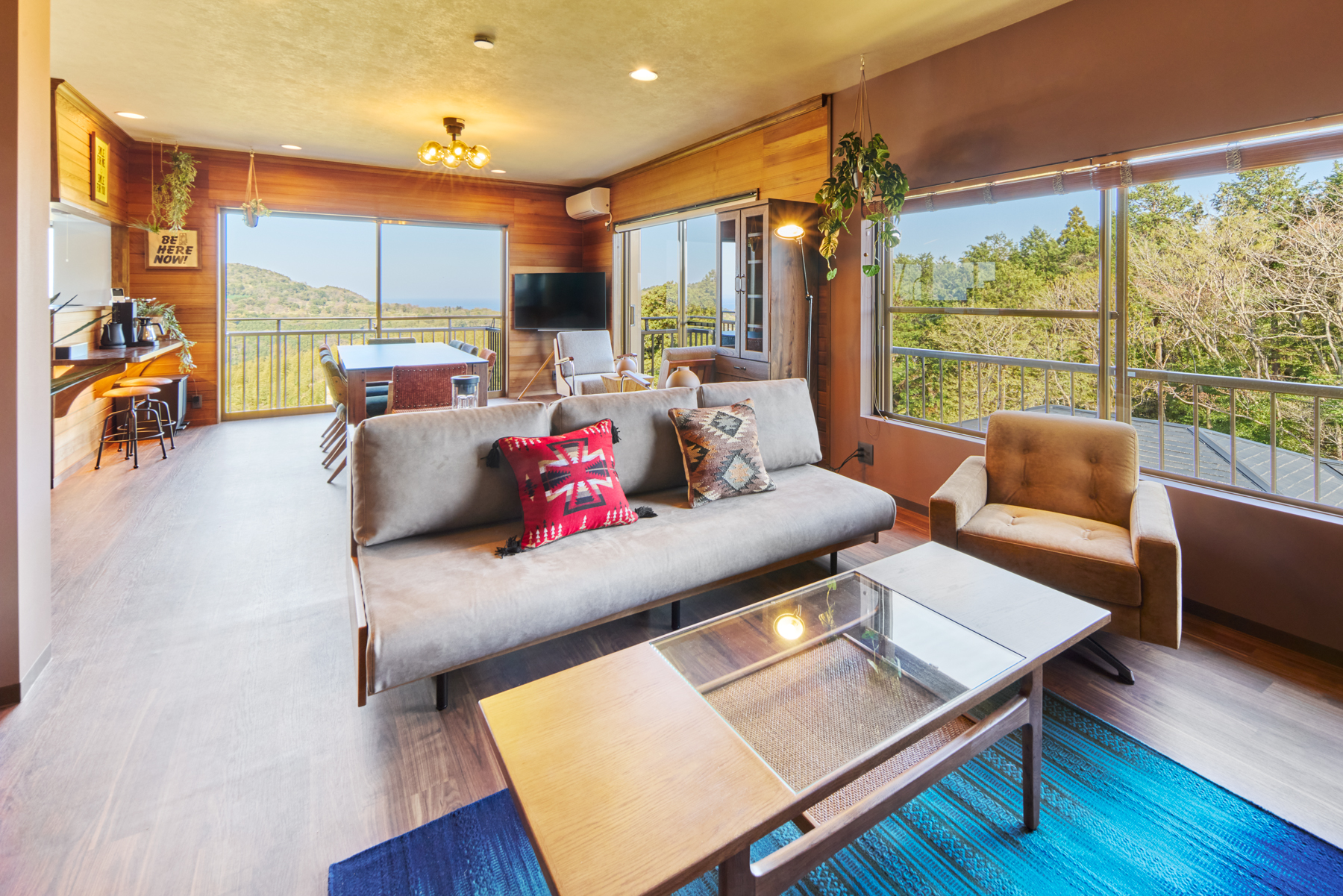 広く明るいリビングダイニング。アメリカンビンテージがたっぷり詰まった空間です。