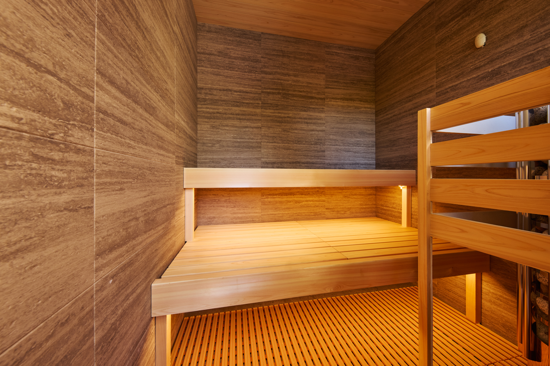 北欧製の本格サウナストーブを設置したサウナルーム。