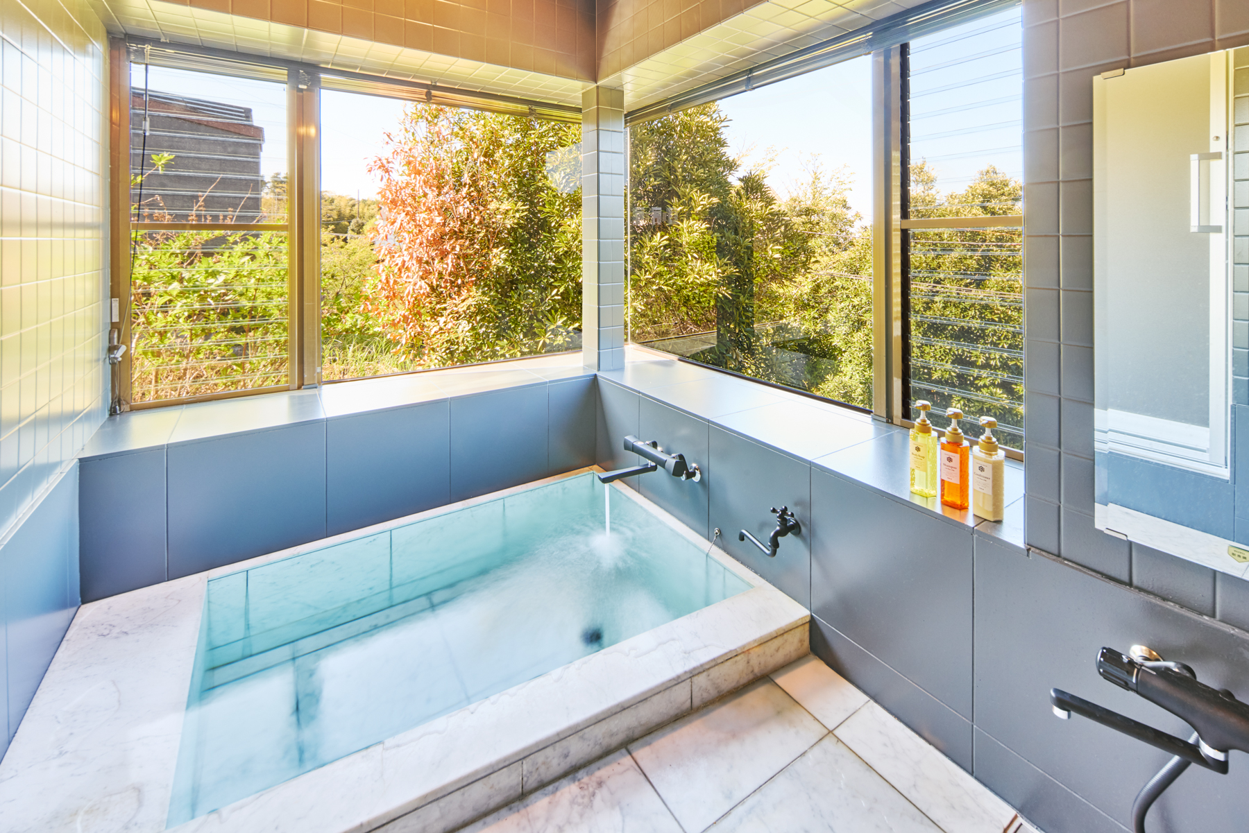 採光面が広くて伊東高原の絶景を一望できる内風呂。