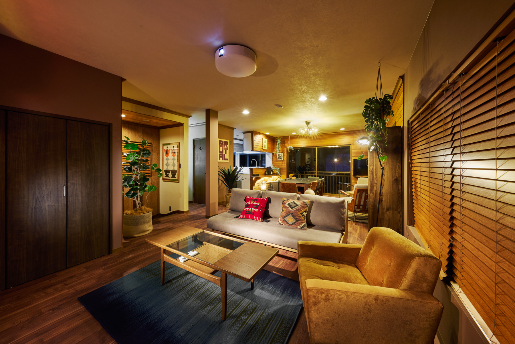 広く明るいリビングダイニング。アメリカンビンテージがたっぷり詰まった空間です。