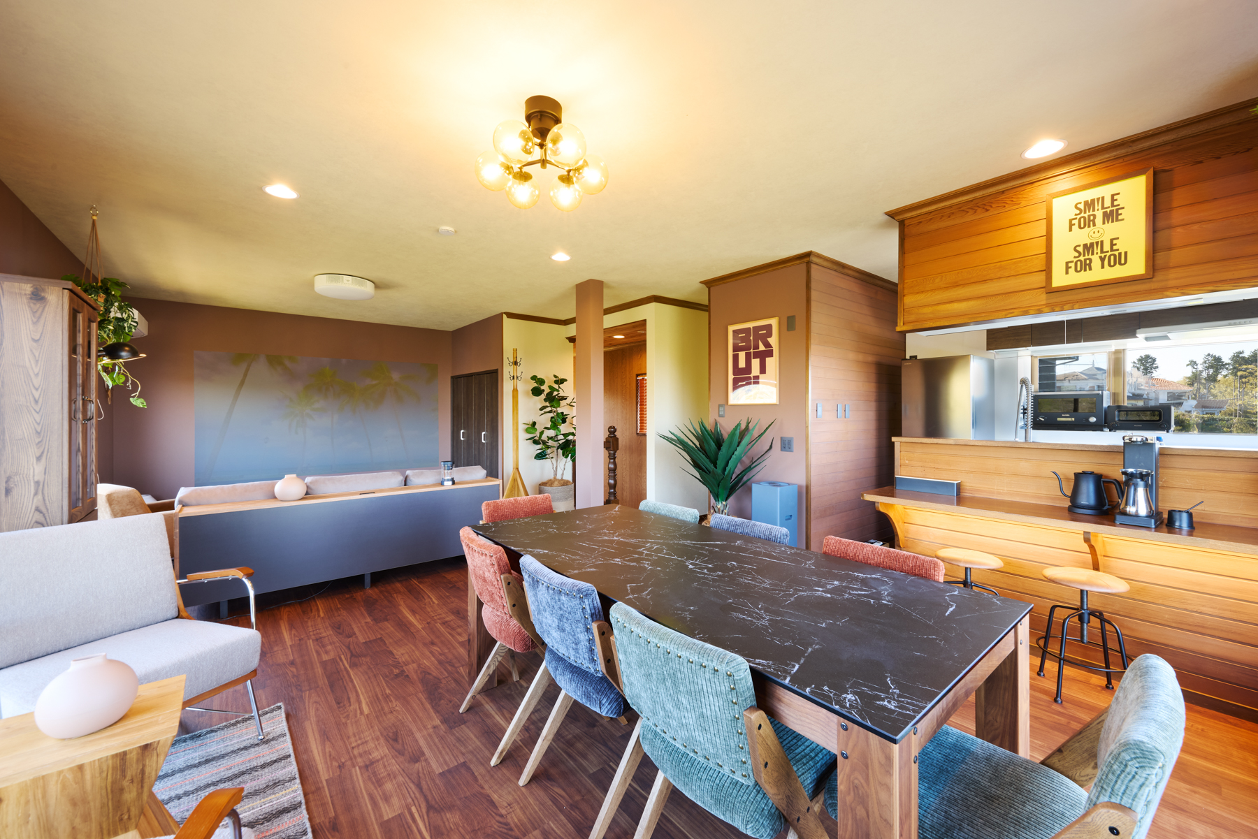 広く明るいリビングダイニング。アメリカンビンテージがたっぷり詰まった空間です。