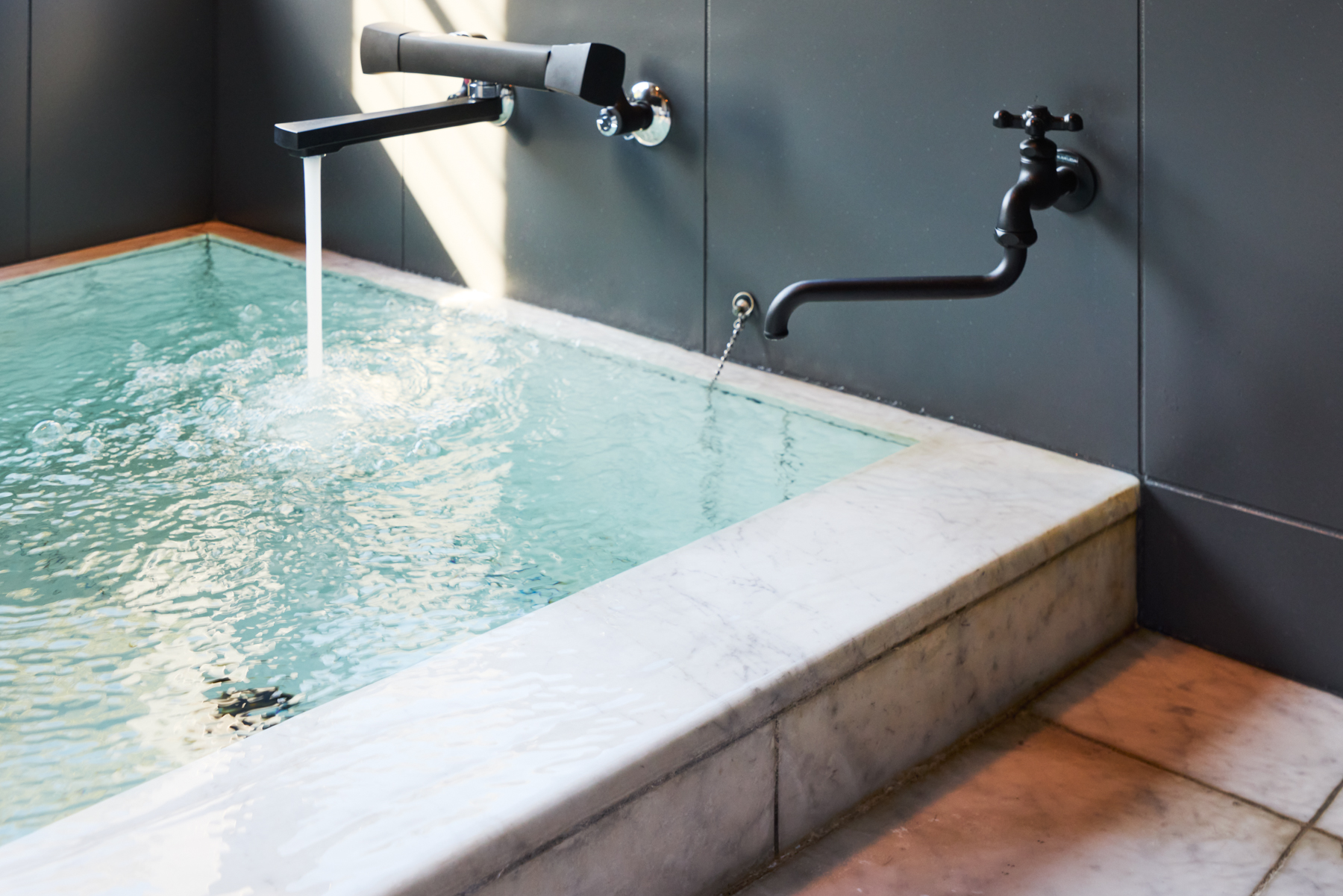 採光面が広くて伊東高原の絶景を一望できる内風呂。