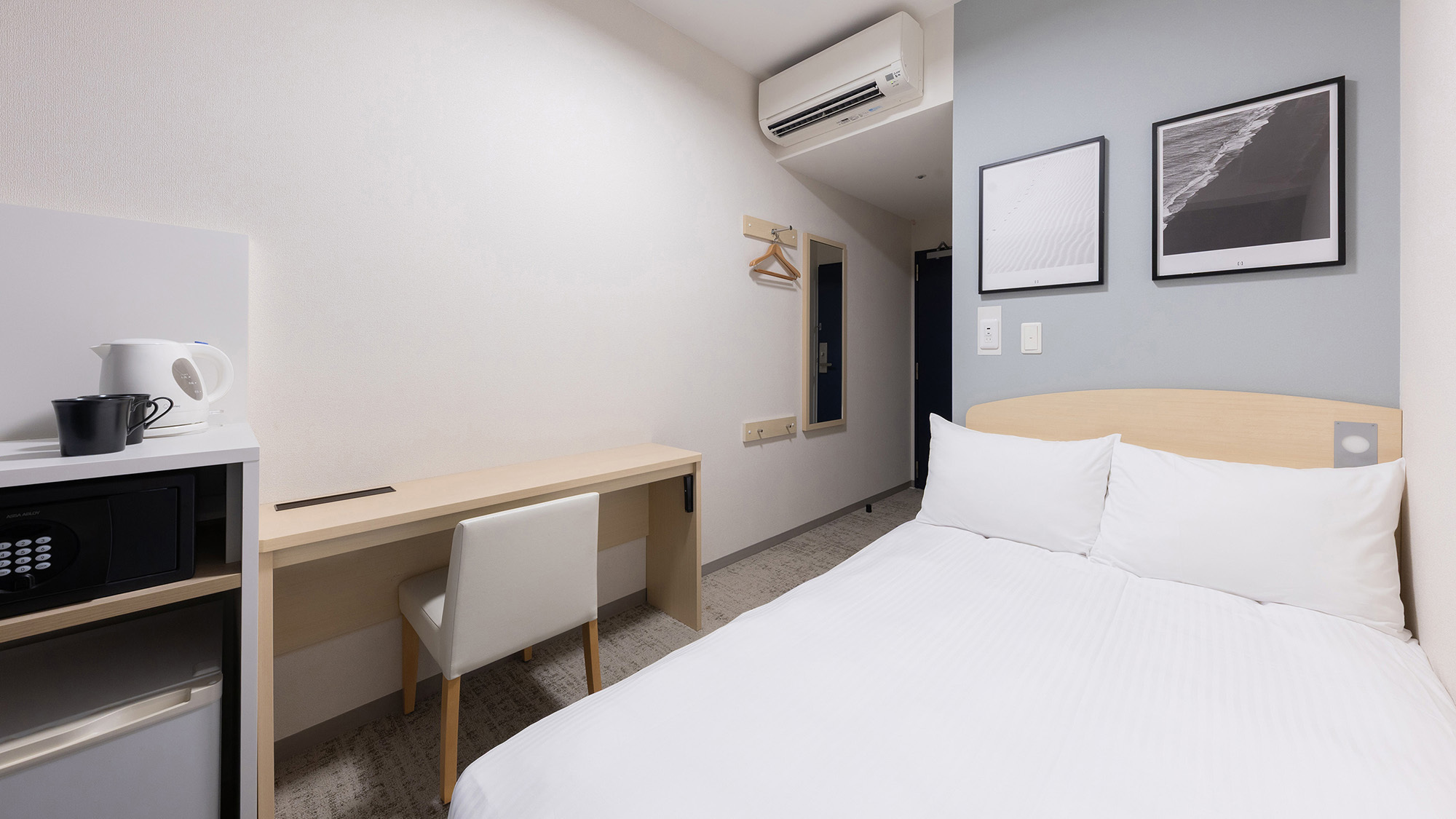 スタンダードセミダブル｜便利なワークデスクも備えています。