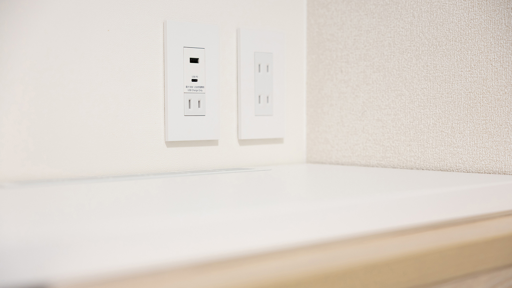 客室｜客室内のコンセント＆USBポート。充電を快適にサポート。