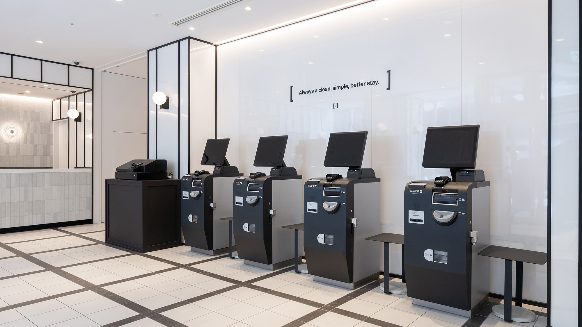 レセプション｜専用端末機にQRコードをかざしてスムーズなチェックイン（要事前チェックイン）。