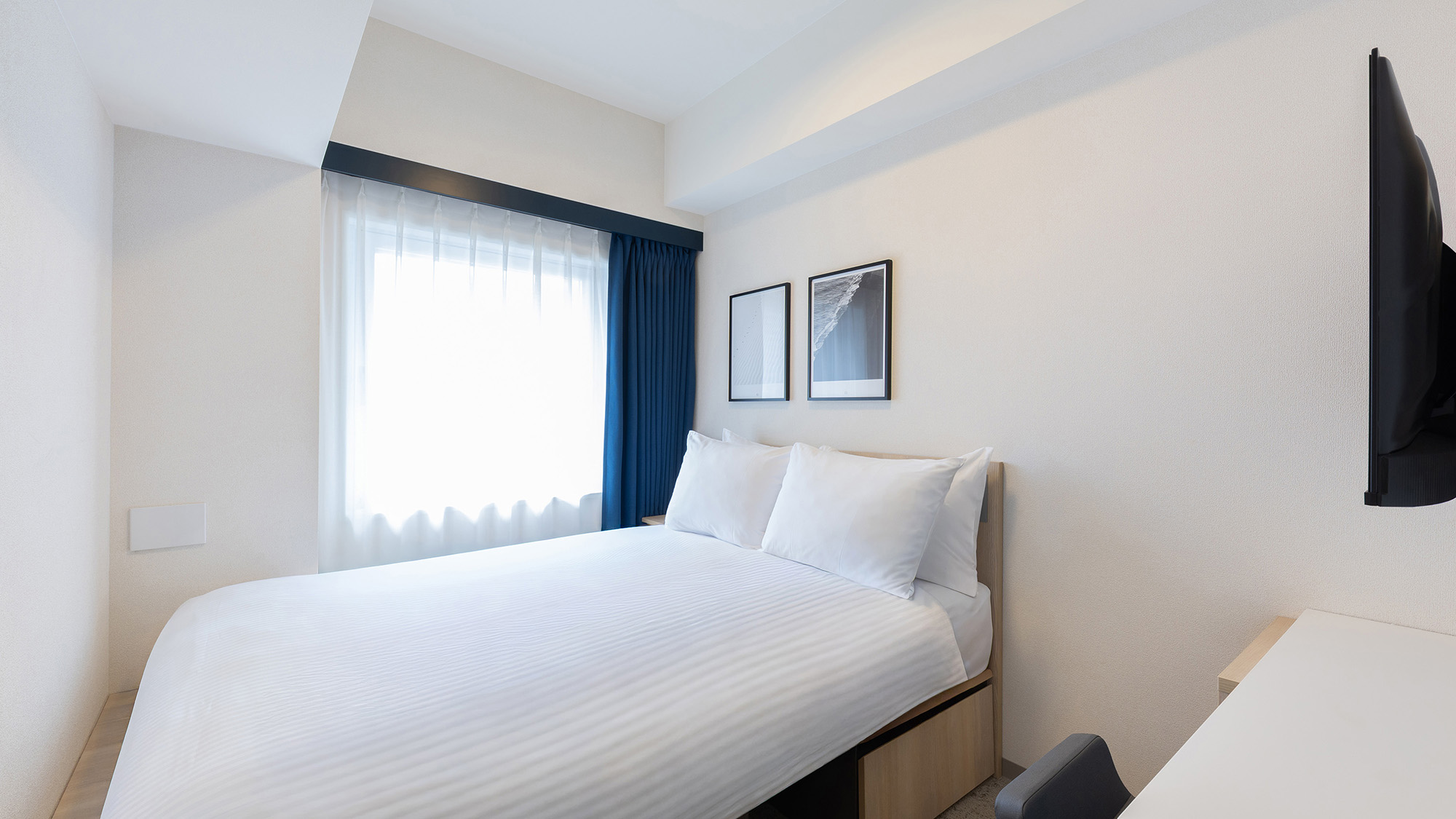 スタンダードダブル｜11平米／定員2名／ベッド幅140cm&times;1台／3点式ユニットバス