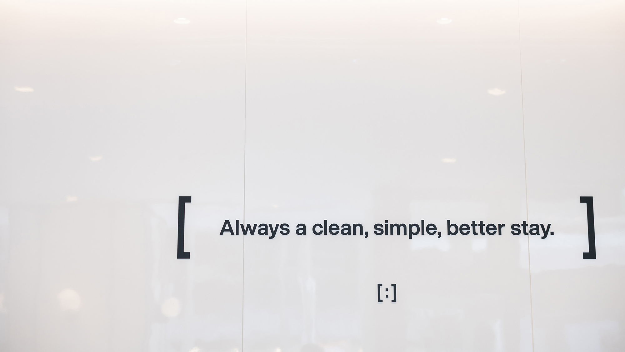 レセプション｜いつでも清潔に、空間はシンプルに、より良いステイを。