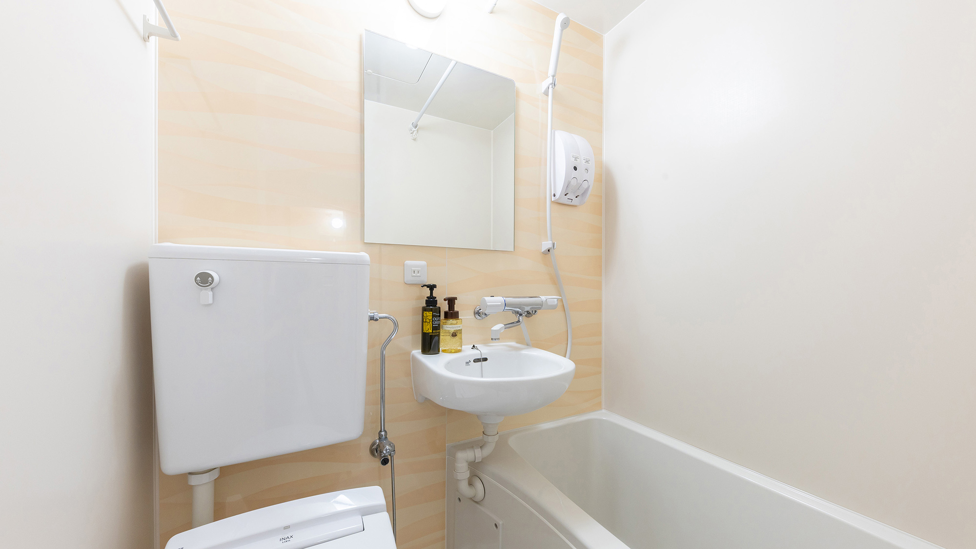 バスルーム｜明るく清潔感のあるユニットバスで、一日の疲れをリフレッシュ。