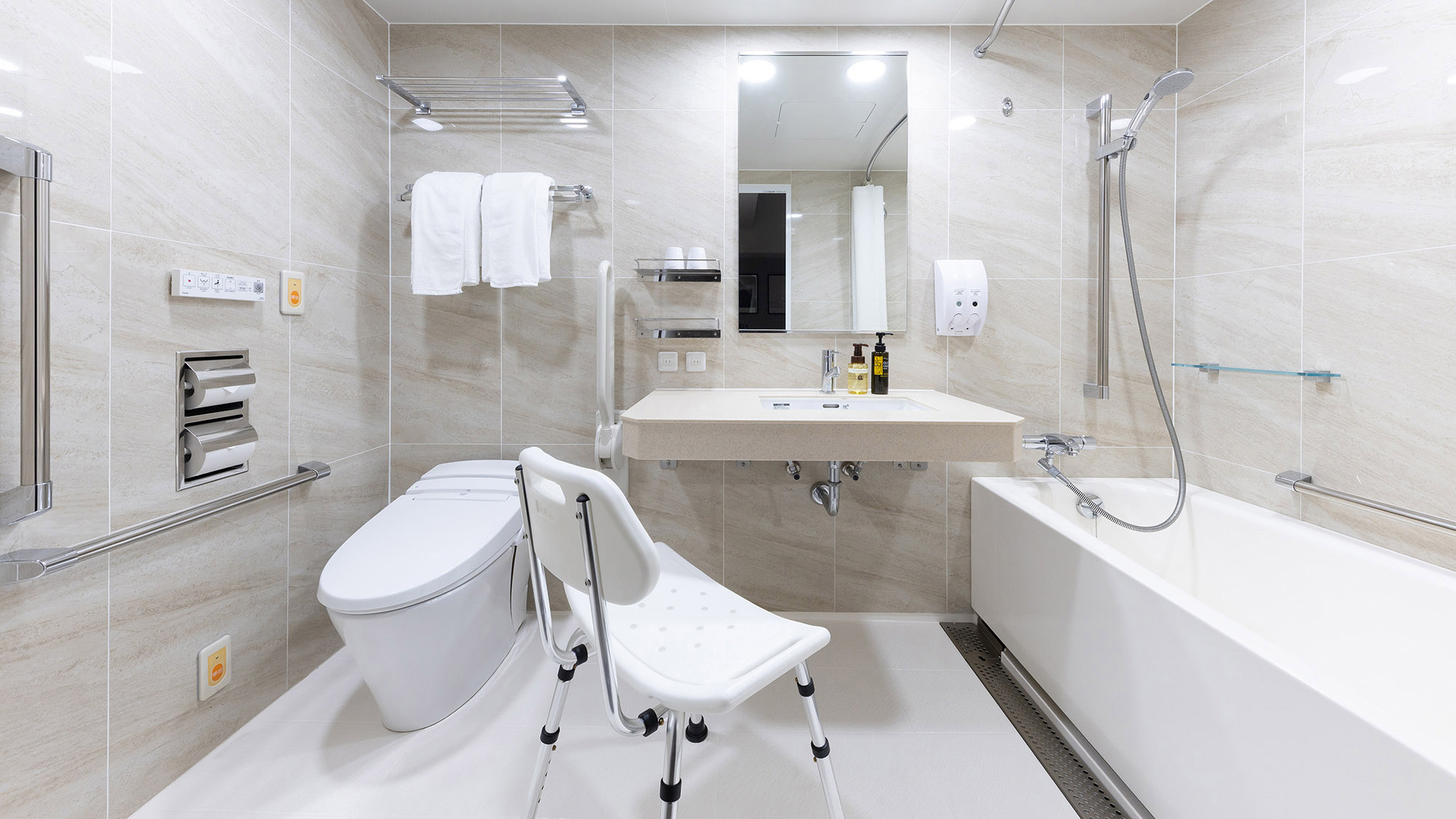 ユニバーサル｜手すりやシャワーチェアあり。安心してご利用いただける快適な広々バスルーム。